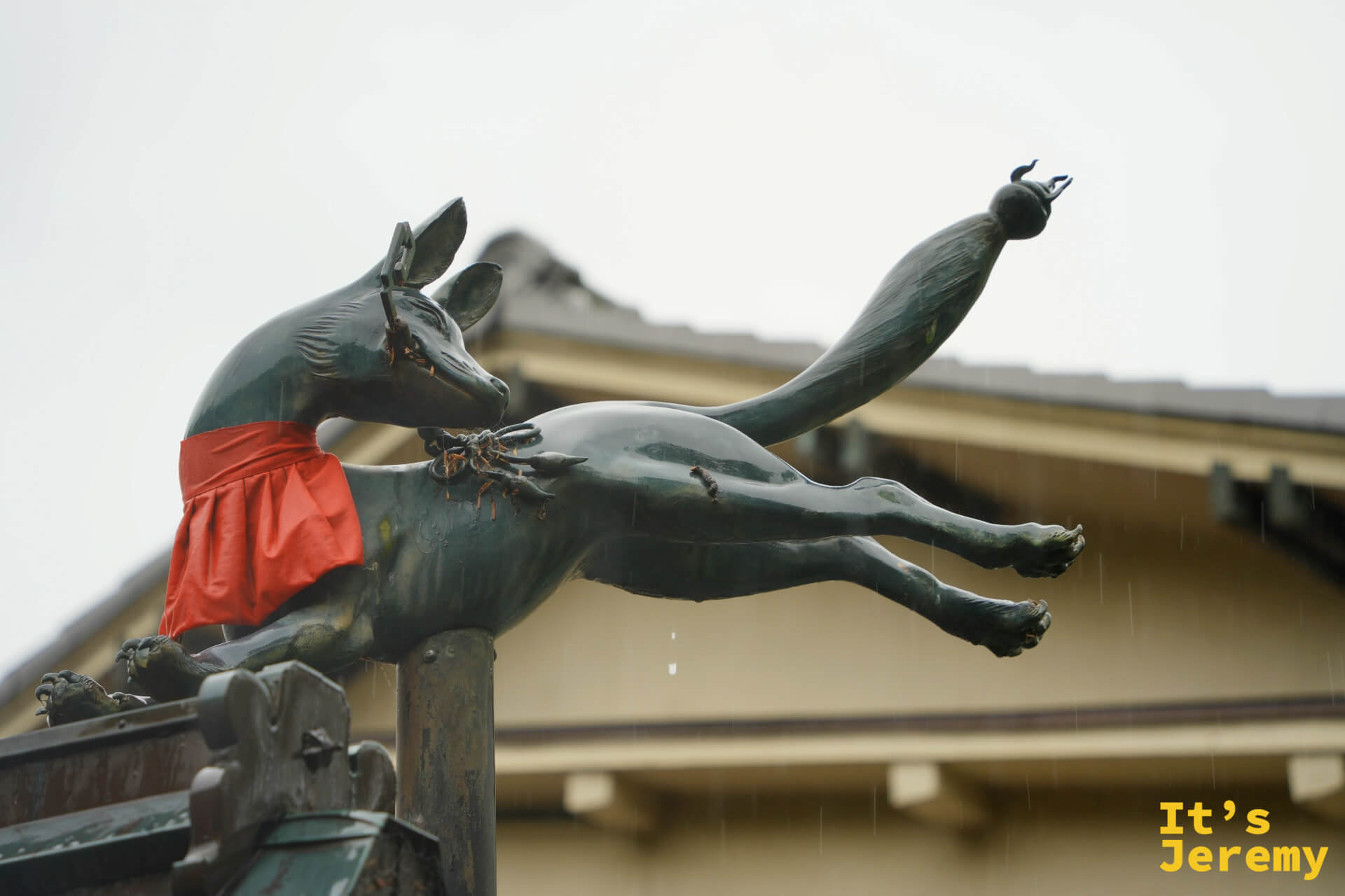 縱身飛躍的青銅狐狸像，這個姿勢在日本神社裡非常罕見