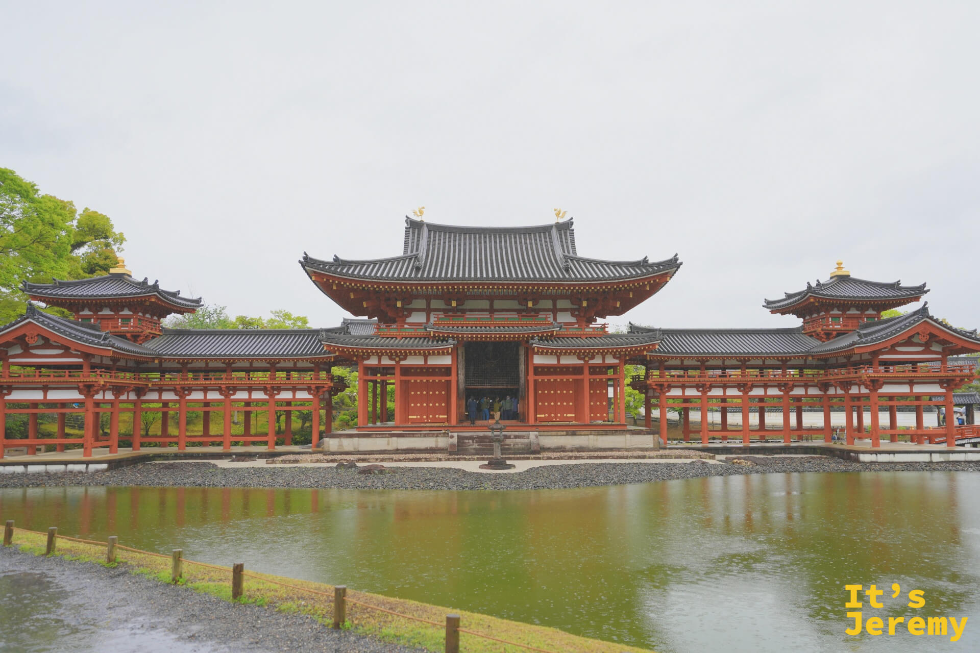 平等院鳳凰堂 正面全景，雨天的倒影讓建築更顯靜謐
