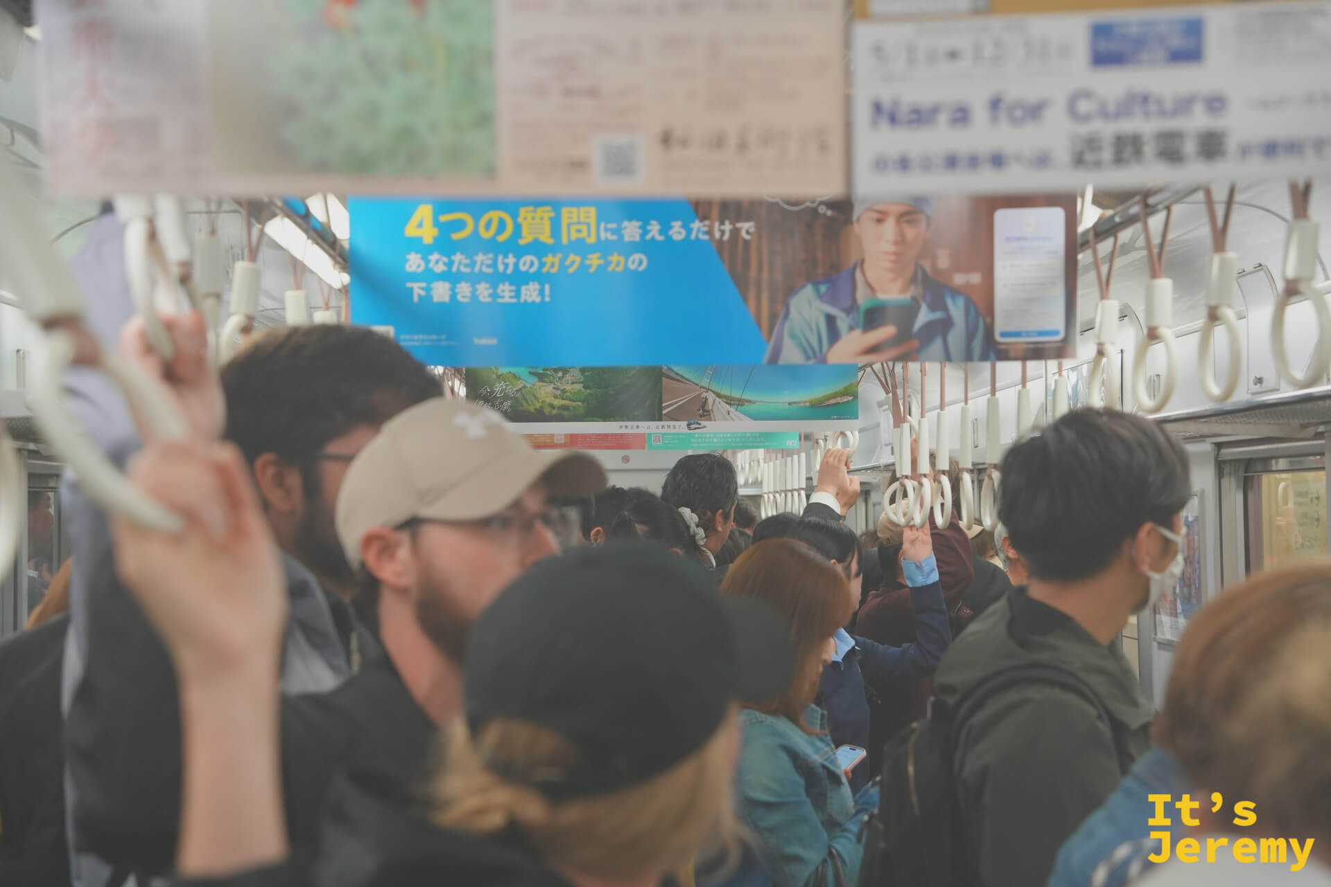 JR 車廂的座椅與窗景，傍晚光線斜打進來