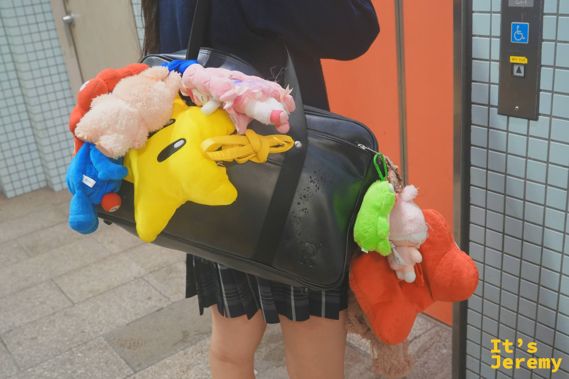 車站內巧遇的女學生，書包上掛滿叮叮噹噹的娃娃和吊飾，日本校園文化的縮影
