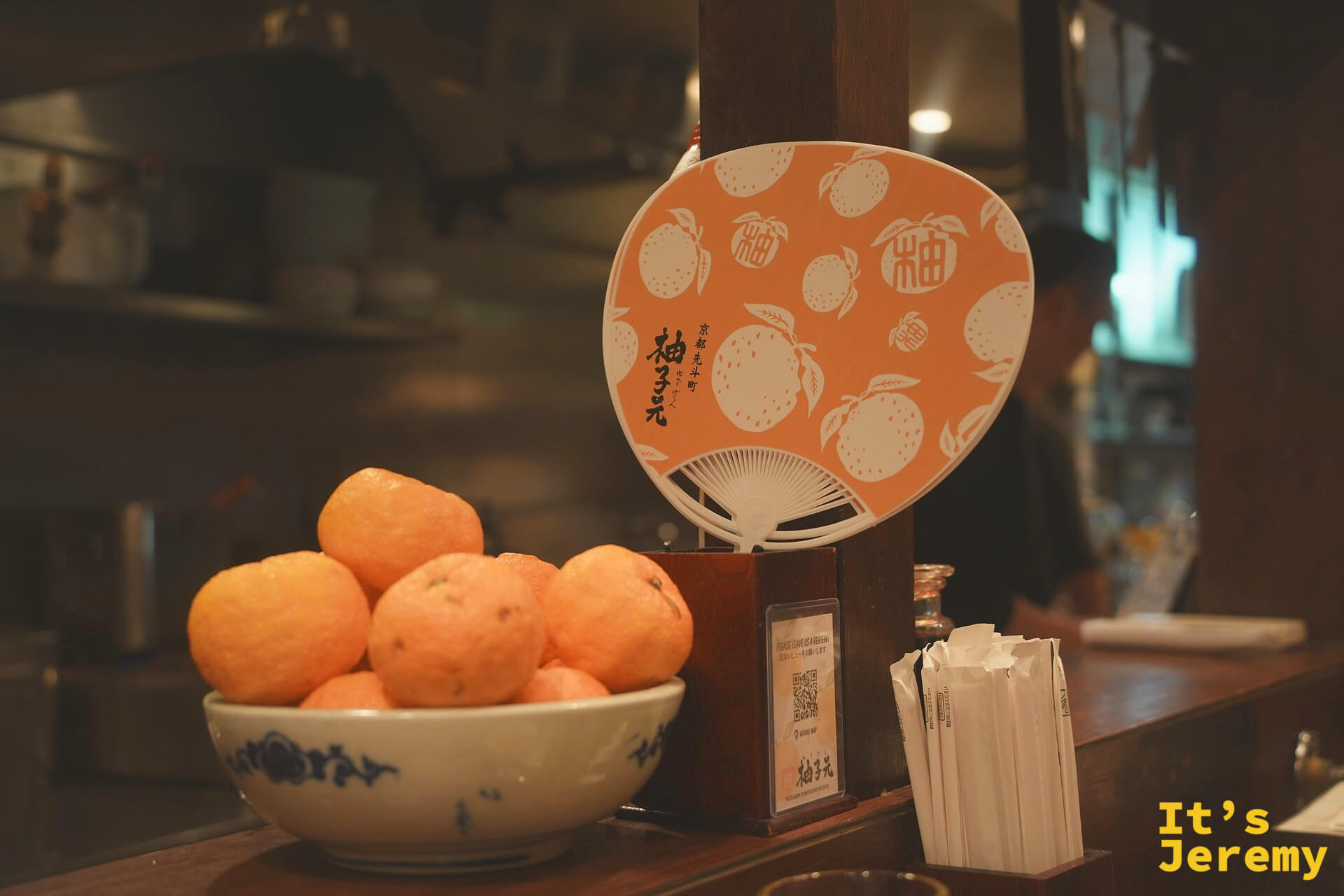 吧台上的柚子果實與店家扇子裝飾