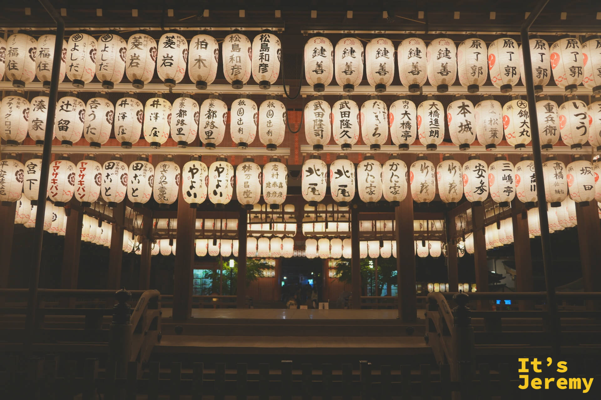 舞殿內部視角，燈籠構成屋頂，前景框住整個神社