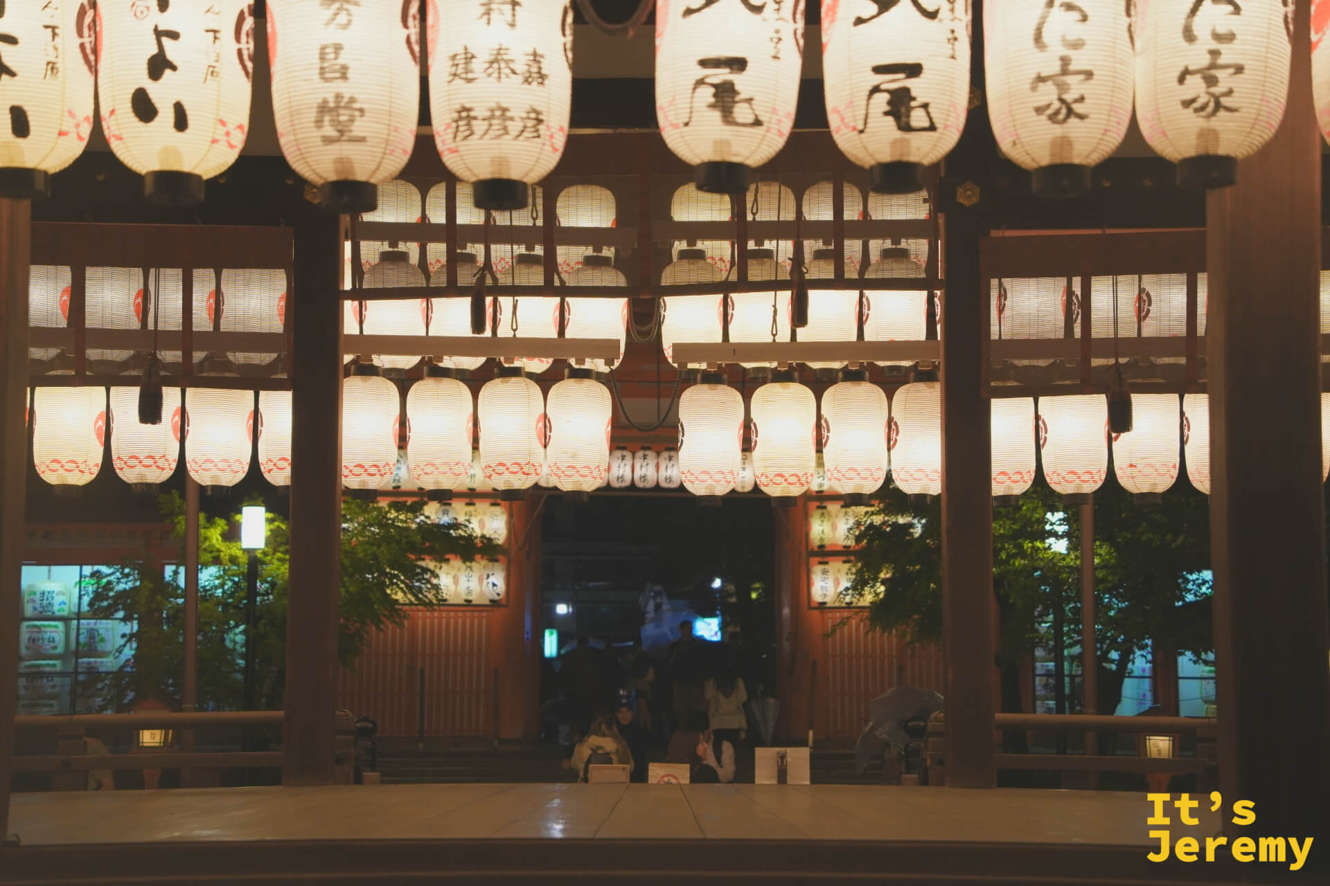 舞殿燈籠正面搭配遠方西樓門，全景構圖