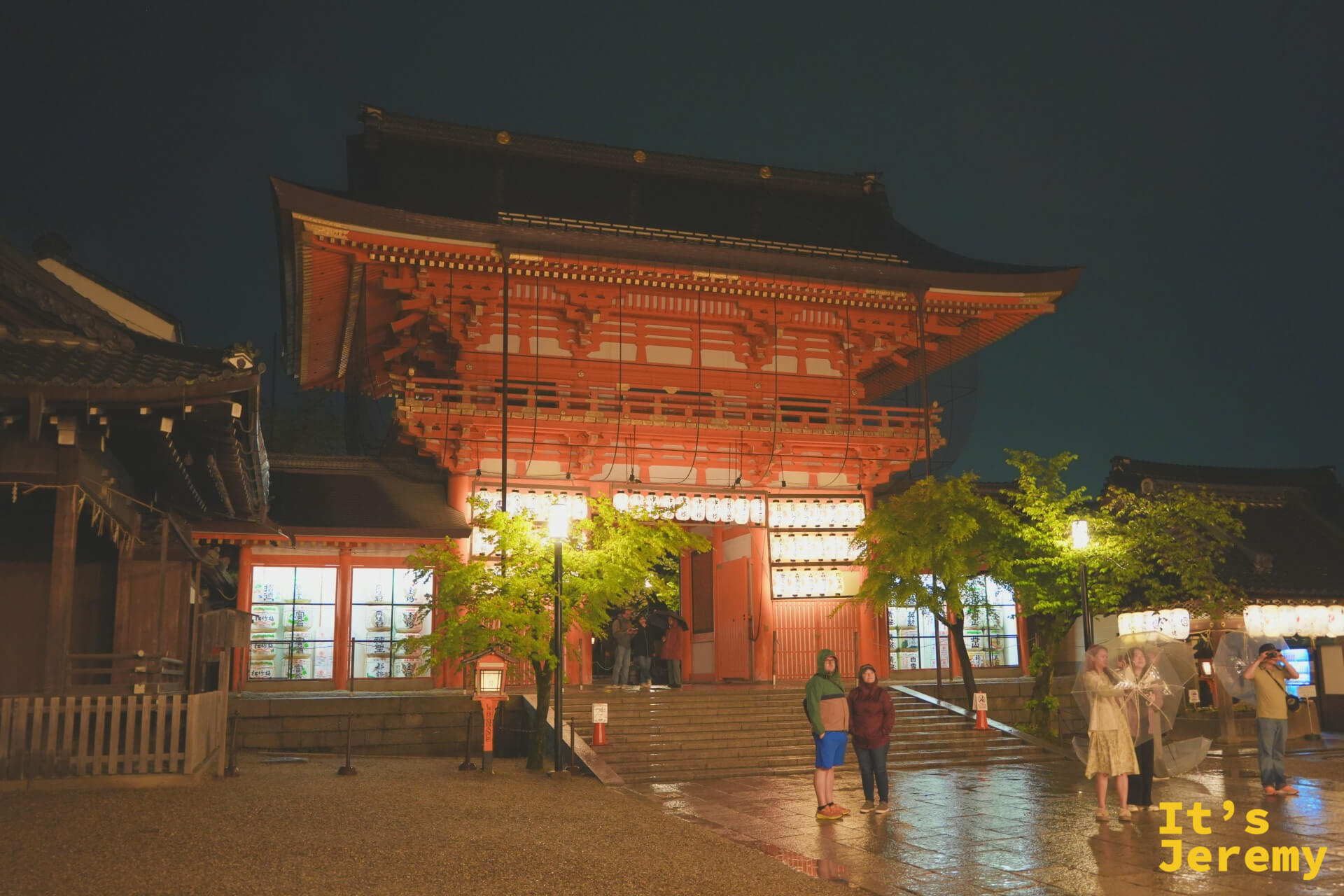 南樓門雨夜全景，遊客在門前拍照留念