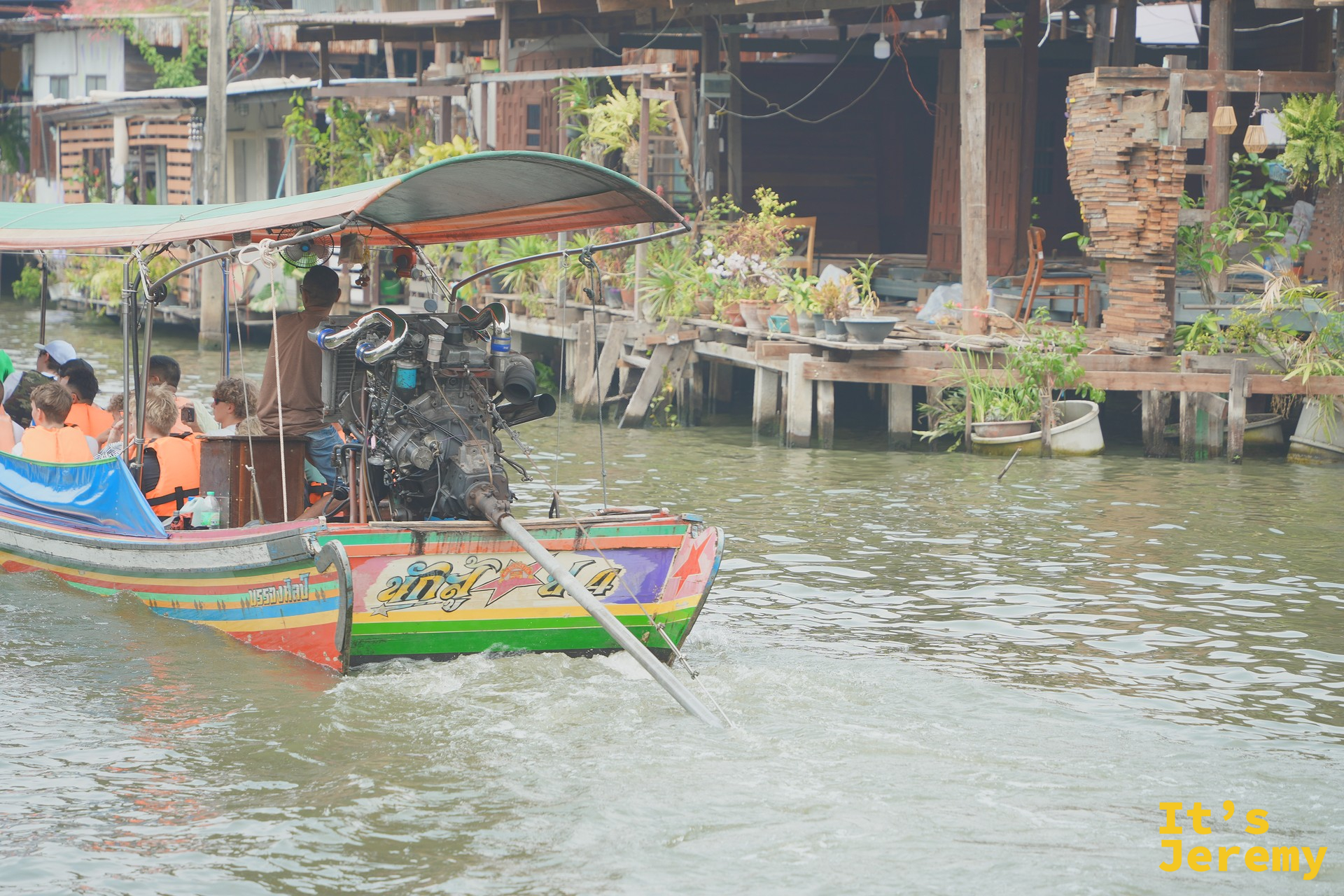 河岸座位區面對 Khlong Bang Luang 運河的午後光景