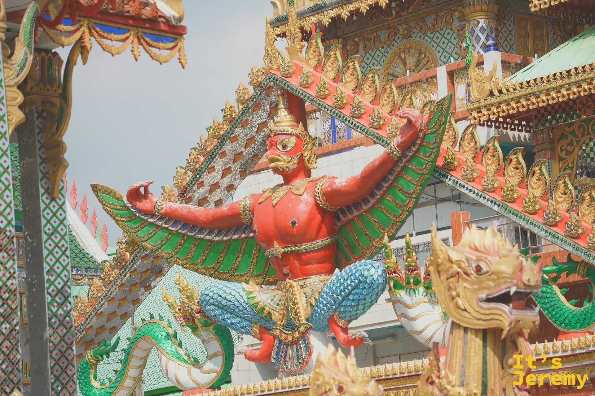 坤禪寺寺廟入口的繽紛色彩與雕像群