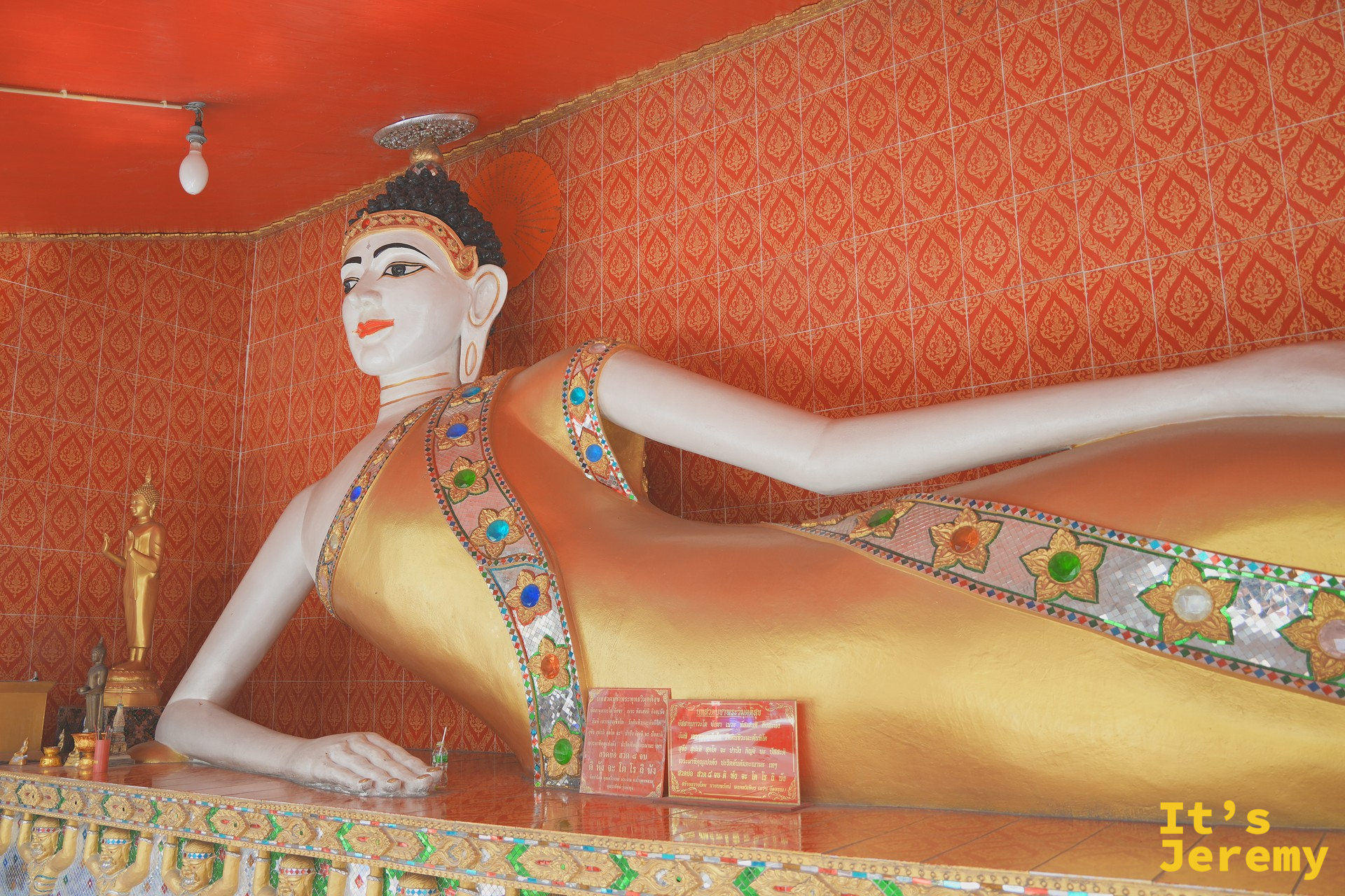 坤禪寺寺內的小角落，色彩堆疊出獨特氛圍