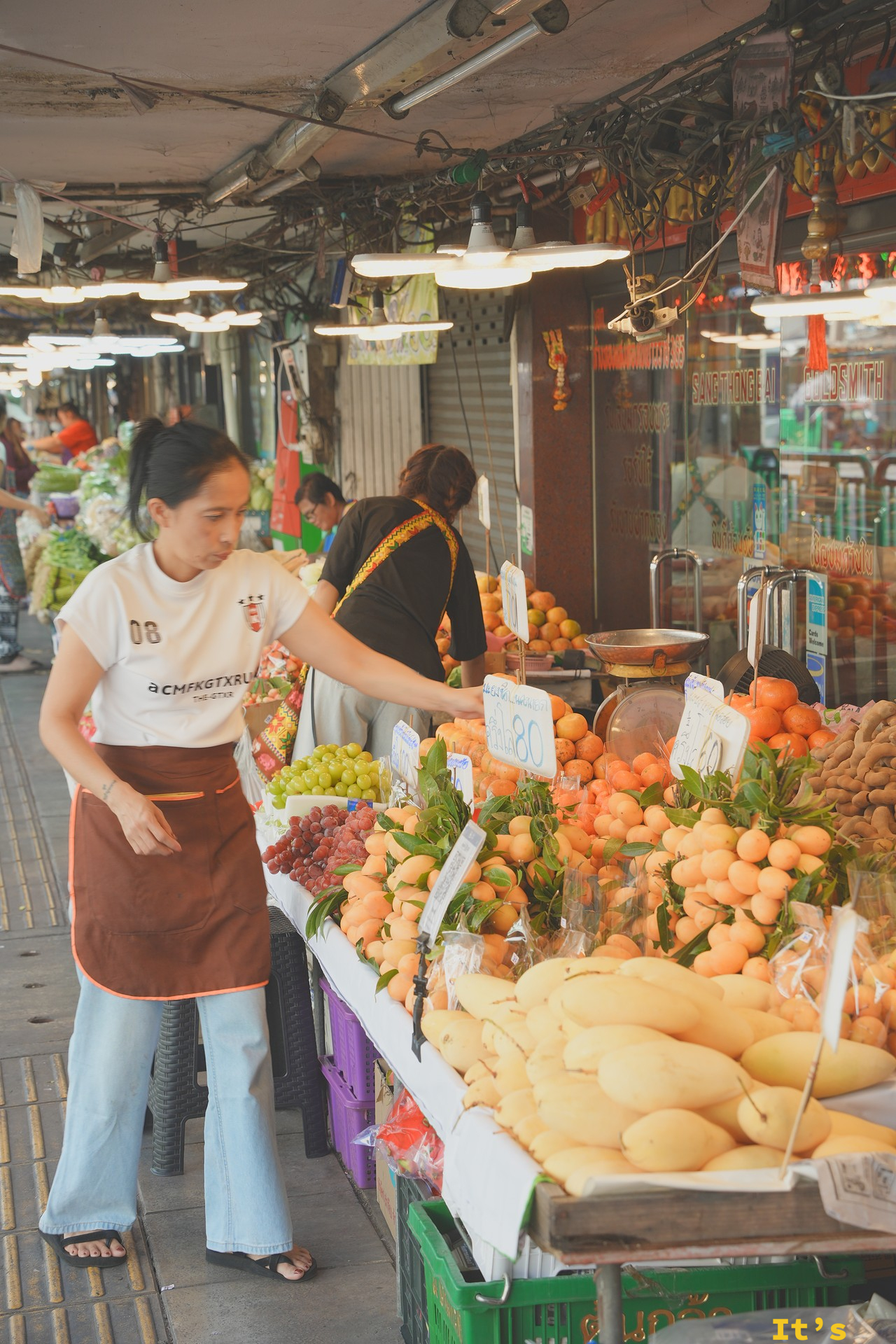 On Nut 站附近的市場攤販在整理蔬果
