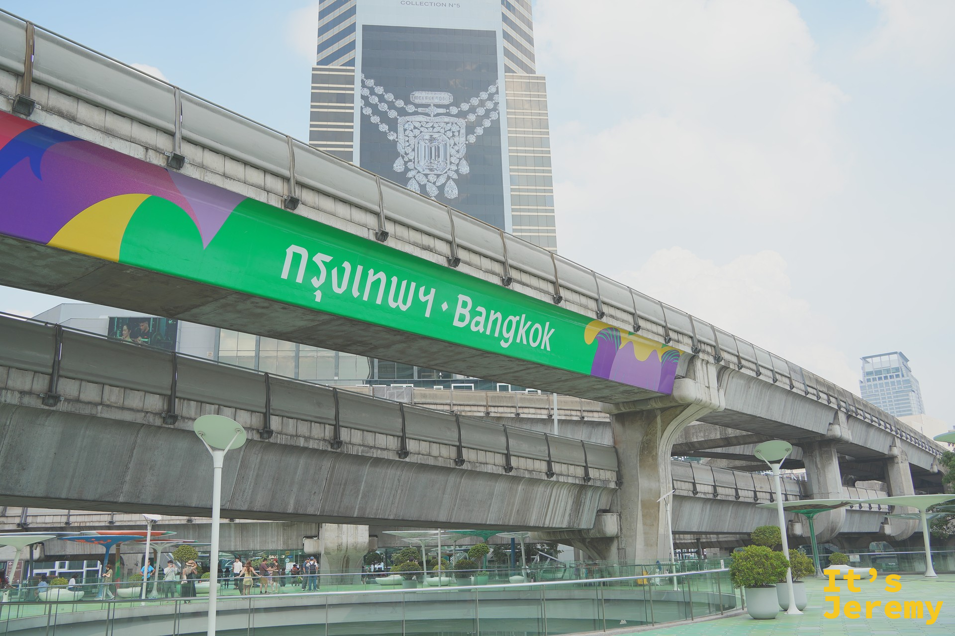 從 OneSiam Skywalk 上看出去：BTS 軌道橋與暹羅商圈同框