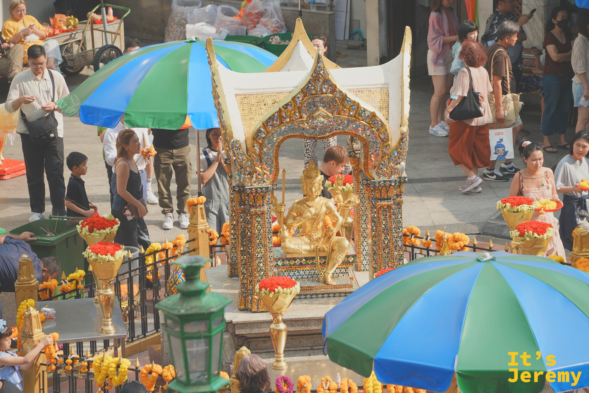 四面佛遠景，背景為 Ratchaprasong 商圈大樓