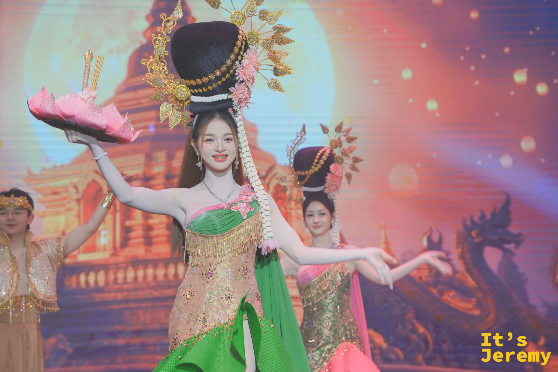 各國代表歌曲華麗服裝