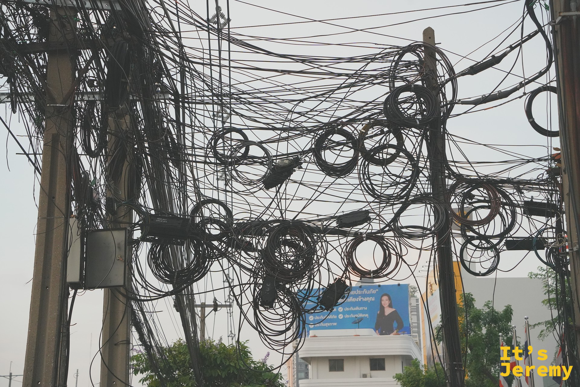 Sutthisan 站外的泰國特色電線