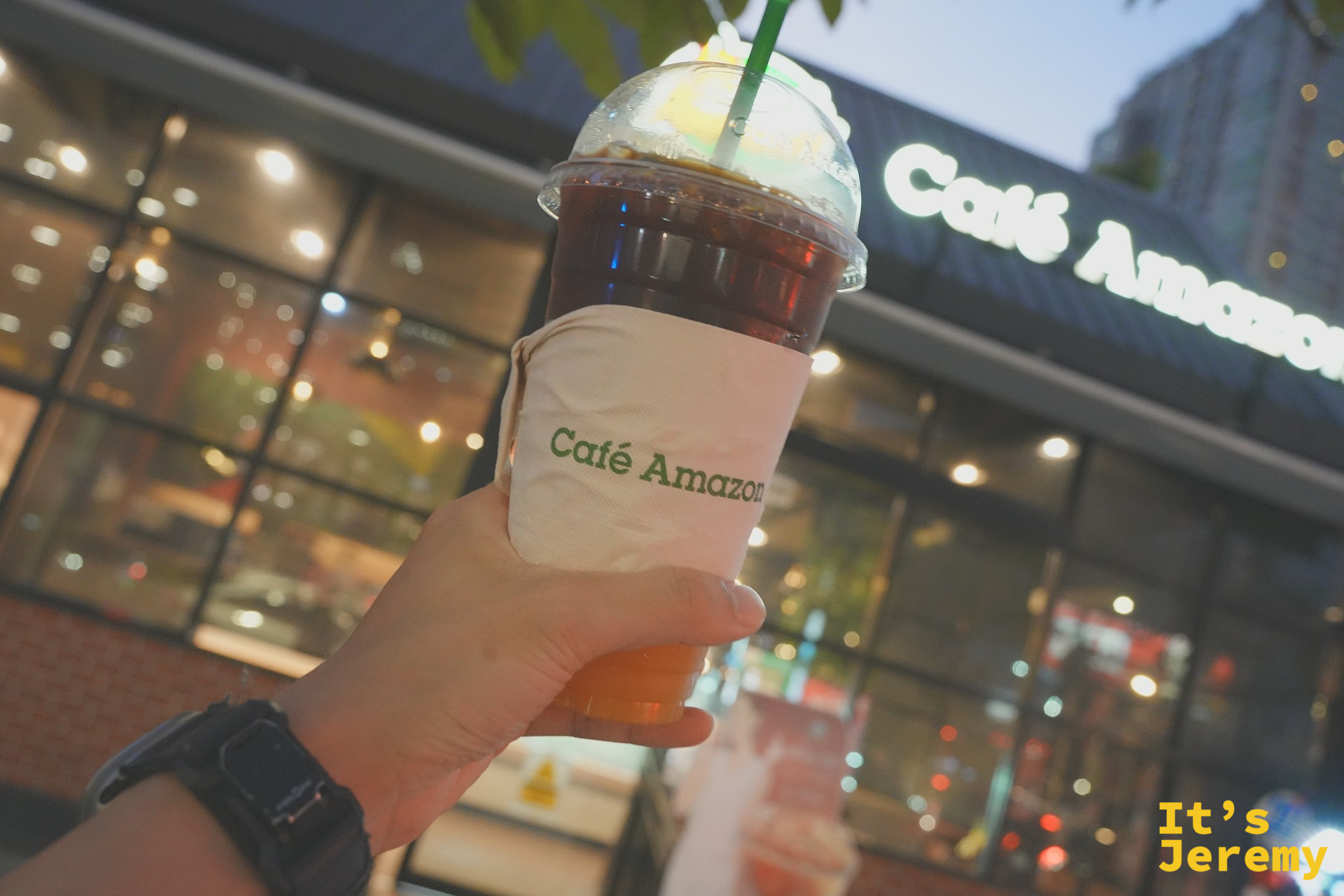 在 Cafe Amazon 買了杯 orange americano