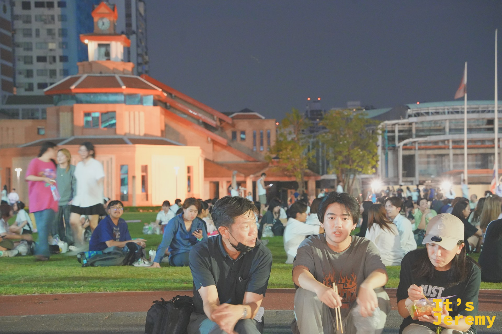 SWU 學生與在地人席地而坐、就著草坪當餐桌