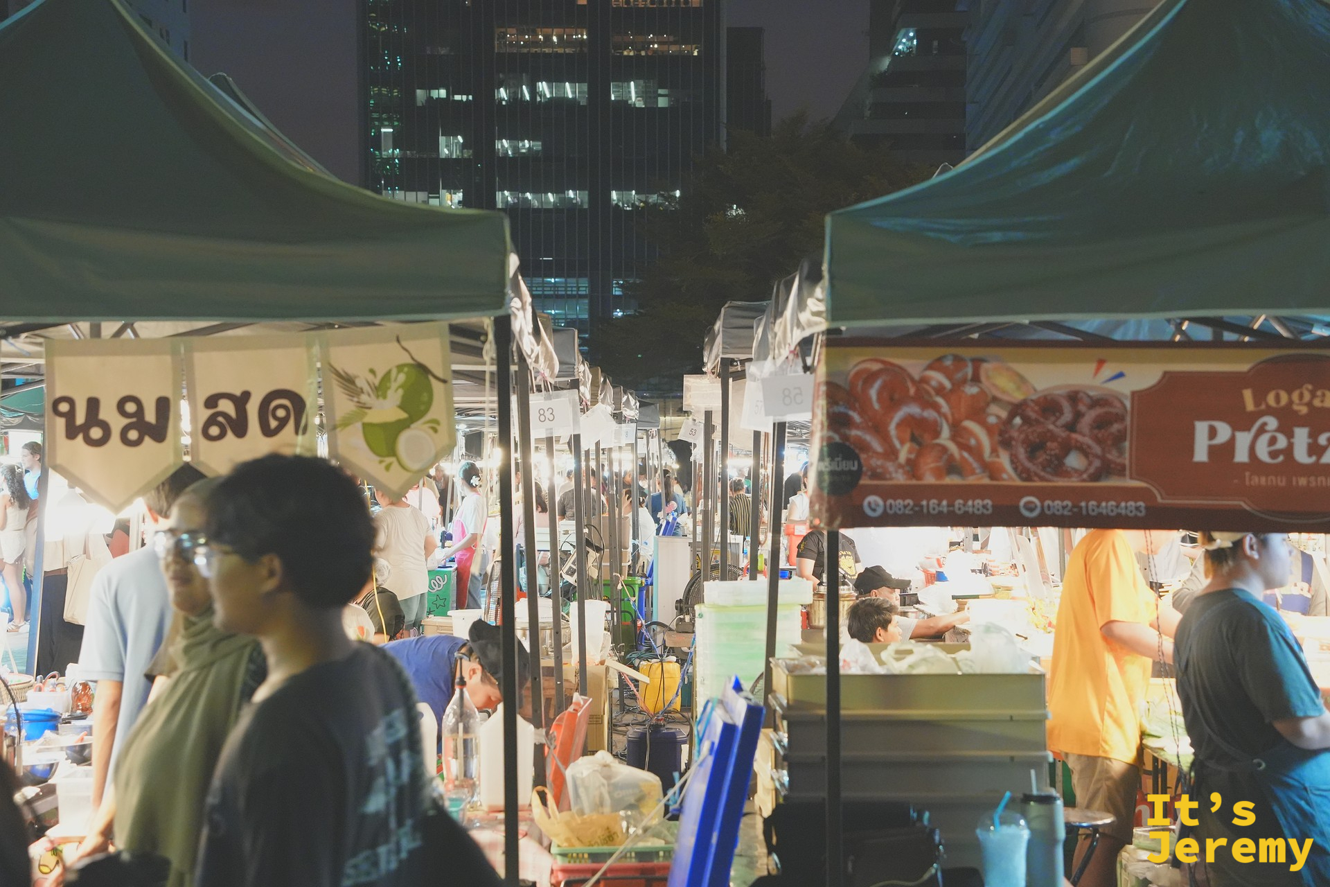 SWU Nightmarket 週五傍晚的攤位全景與走道