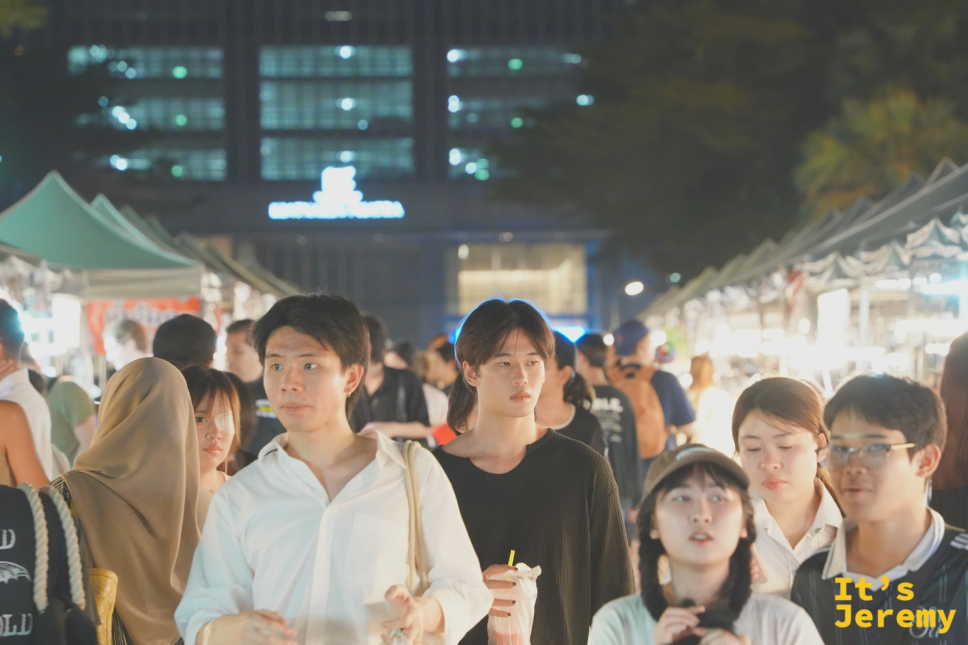 夜市內穿梭的人潮與燈光