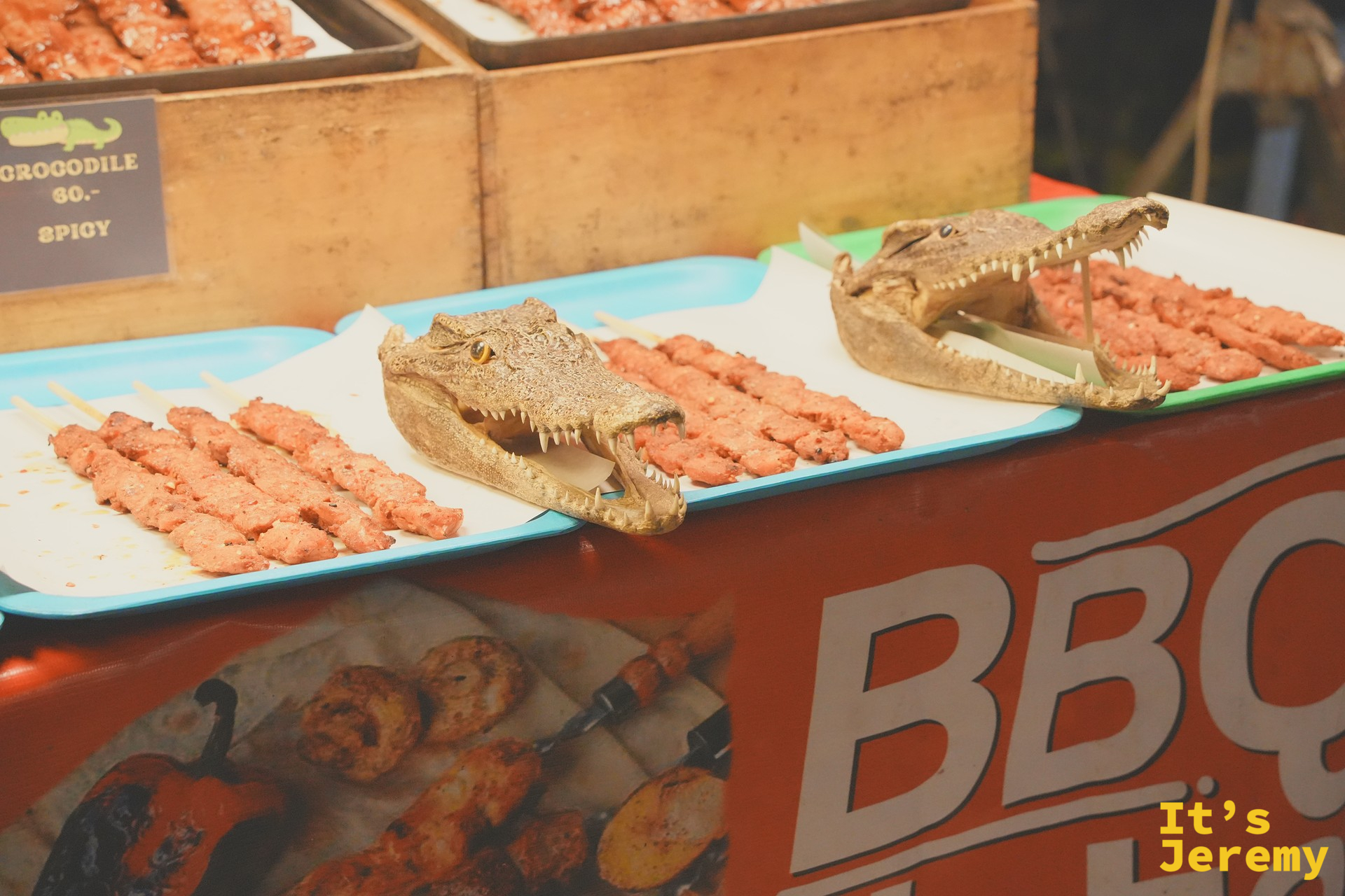 整隻處理好的鱷魚肉攤位
