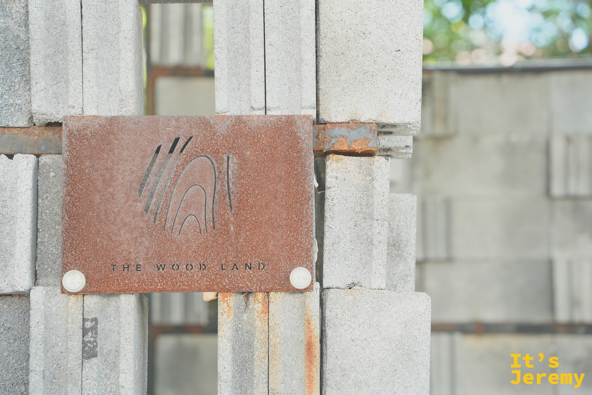 The Wood Land 入口招牌與綠色木門