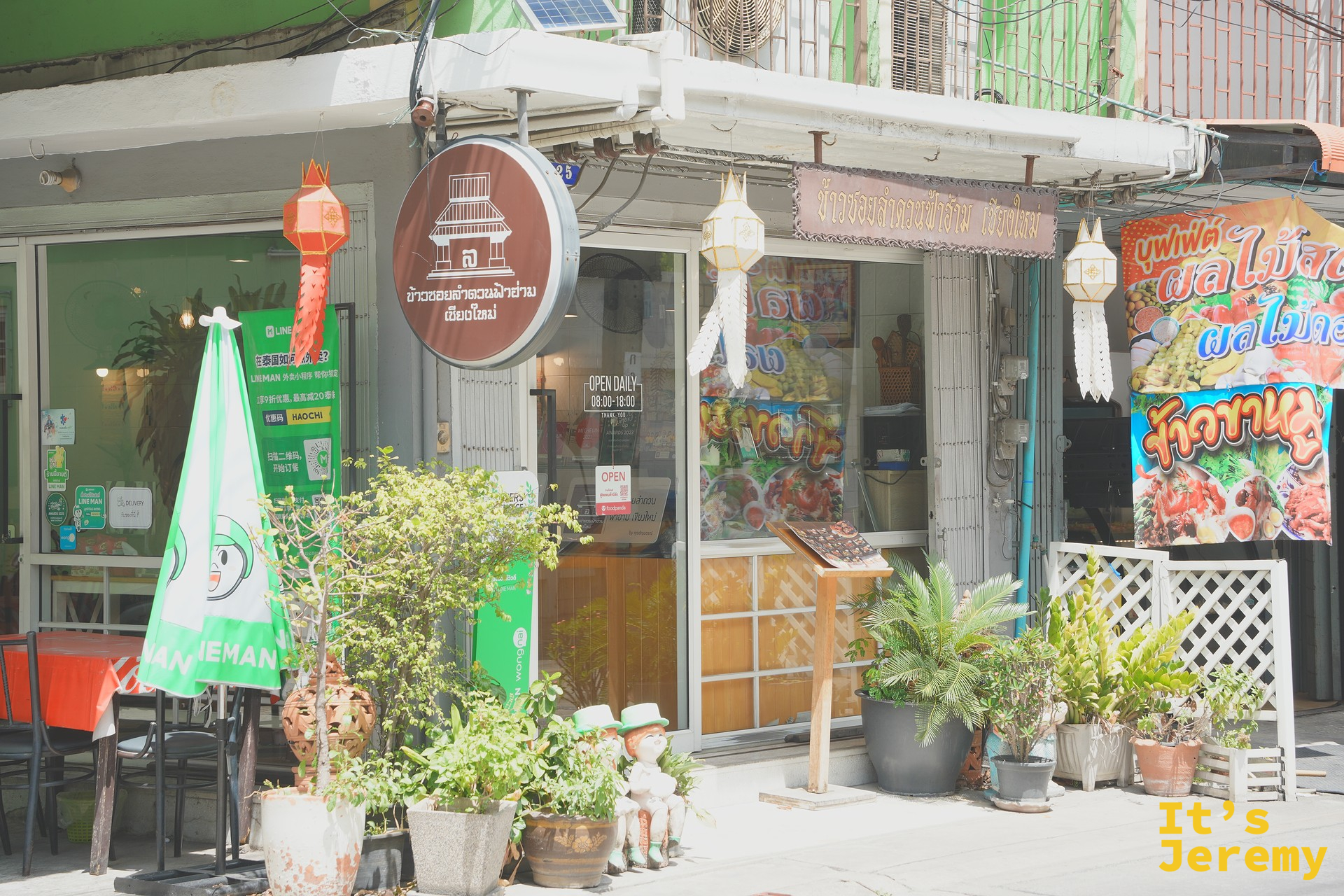 店外環境,紅底招牌寫著 ลำดวนฟ้าฮ่าม