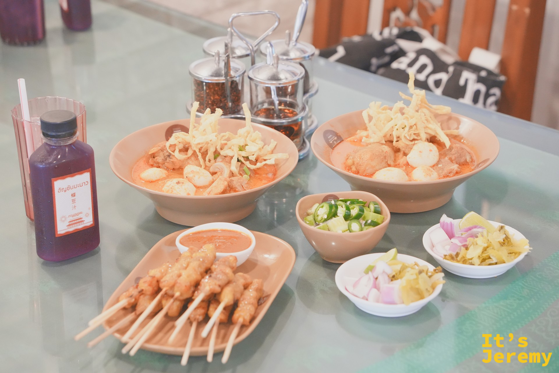 桌上整體餐點:綜合咖哩麵、沙嗲、蝶豆花檸檬汁