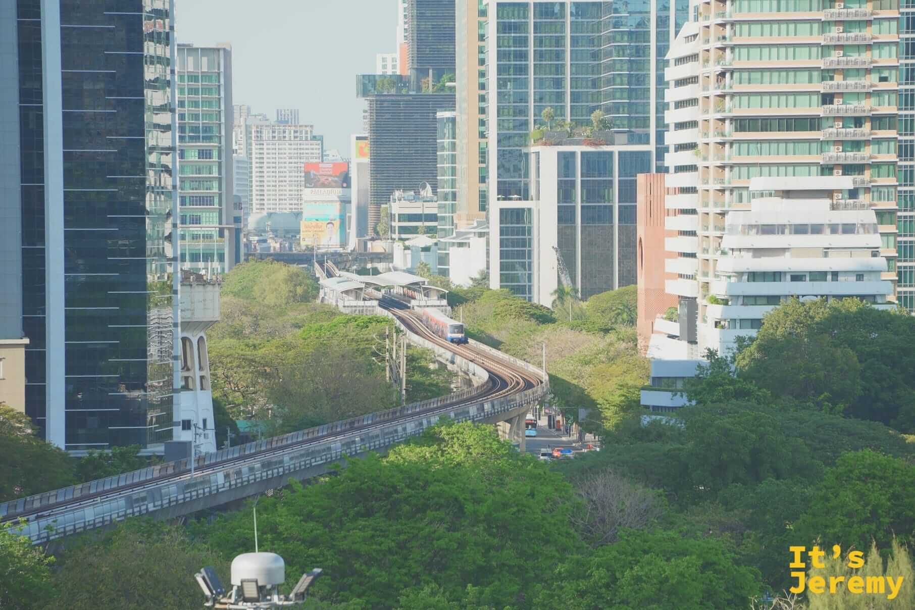 觀景台遠眺BTS車站及出站的列車