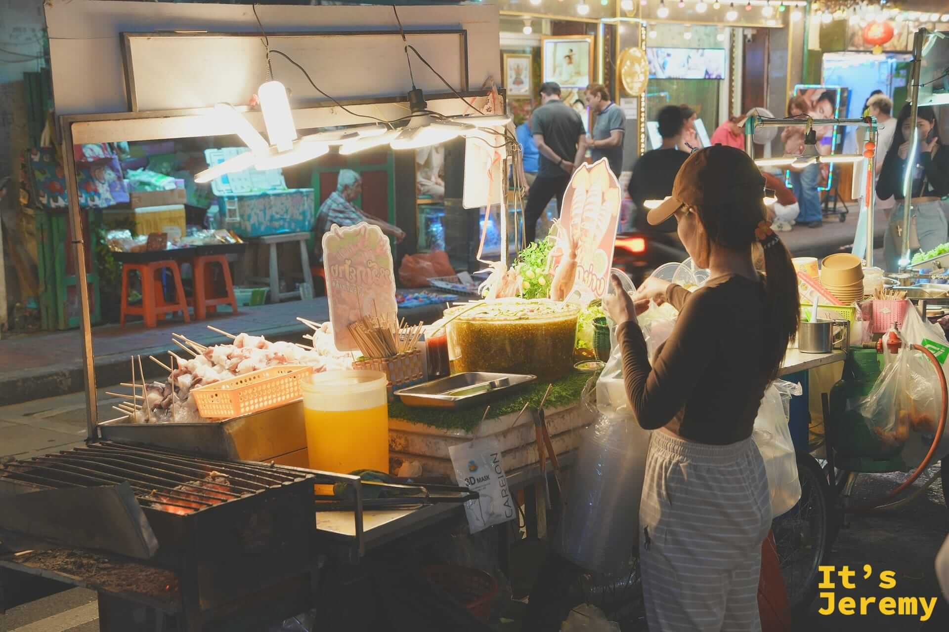唐人街夜市攤販的熱鬧畫面