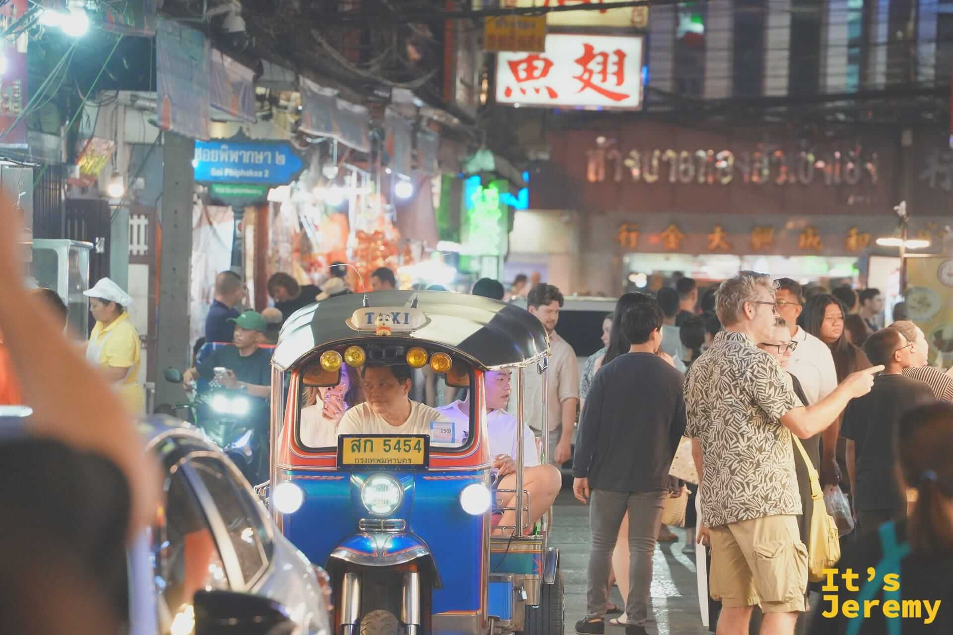 夜市霓虹招牌下熱鬧滾滾的唐人街夜市街景