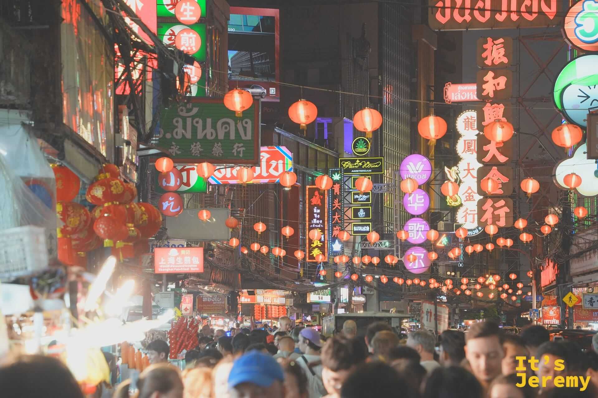 唐人街上各種繁體中文與泰文交織的霓虹招牌