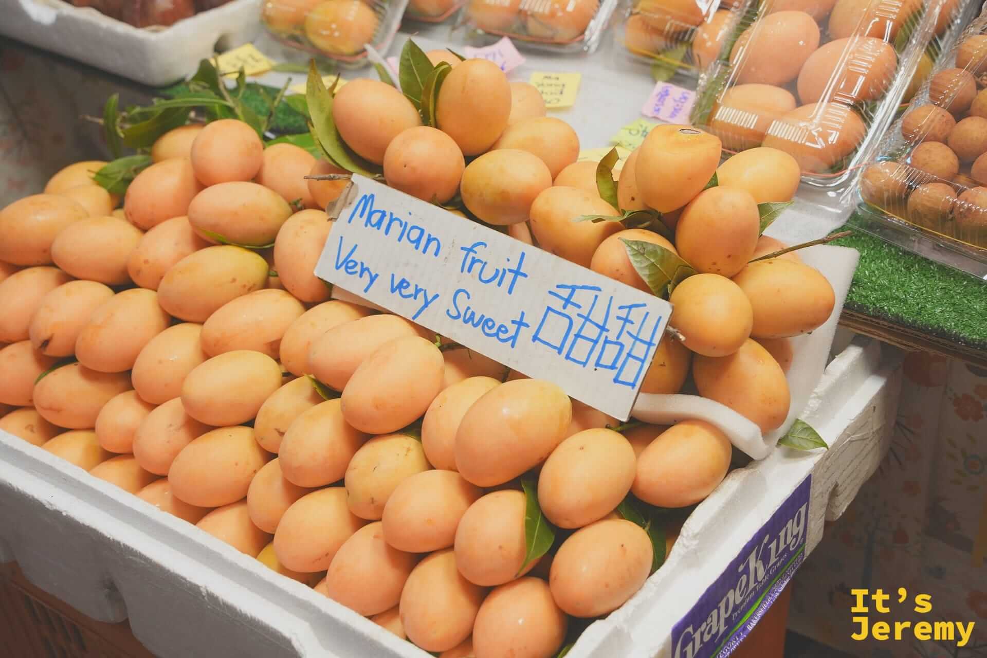 唐人街街邊堆得跟小山一樣的鳳梨芒果水果攤