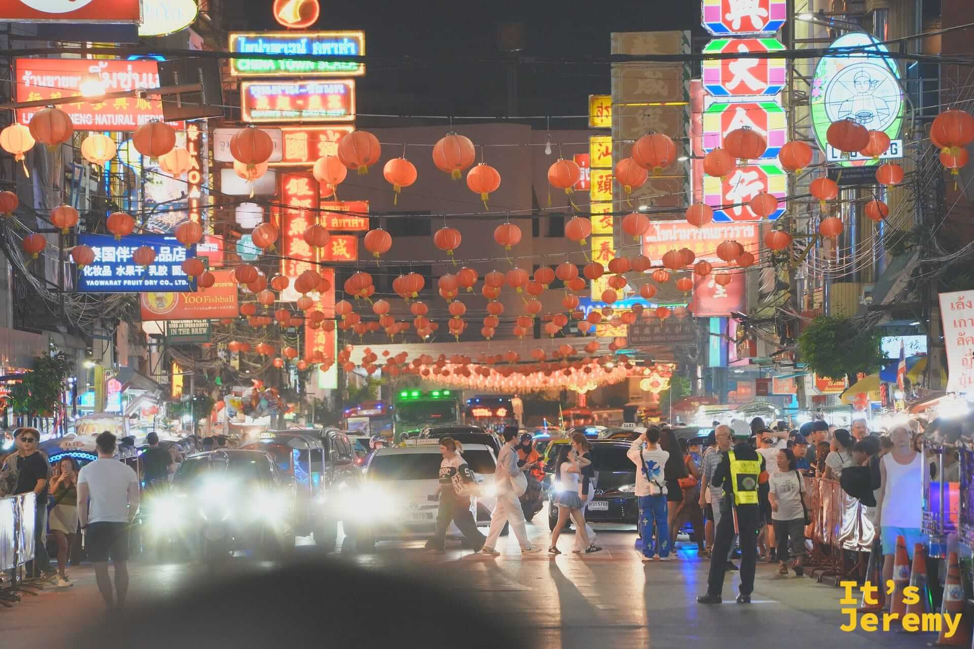 夜晚的唐人街耀華力路街景與來來往往的路人