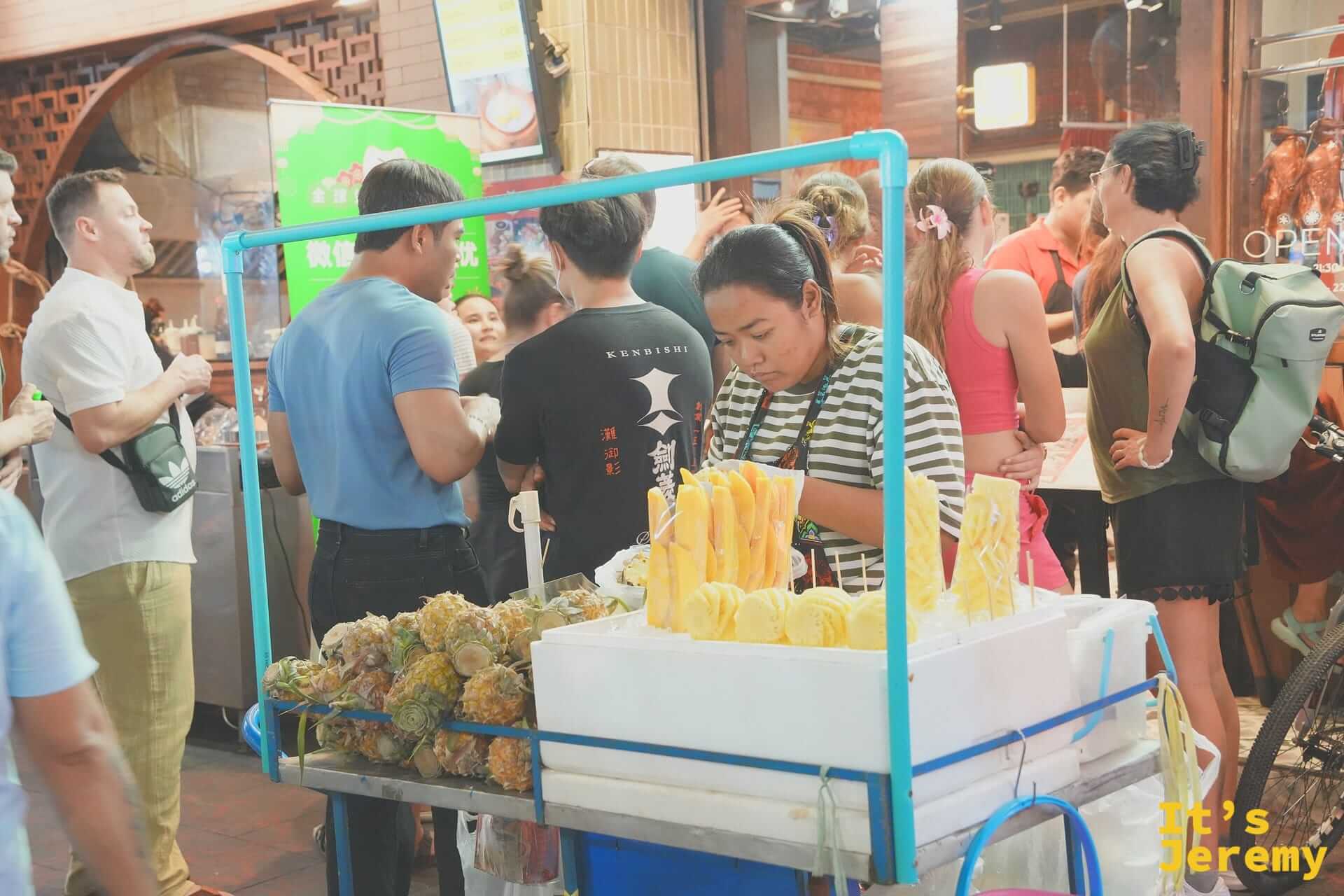 唐人街街邊小販正在現切水果的畫面