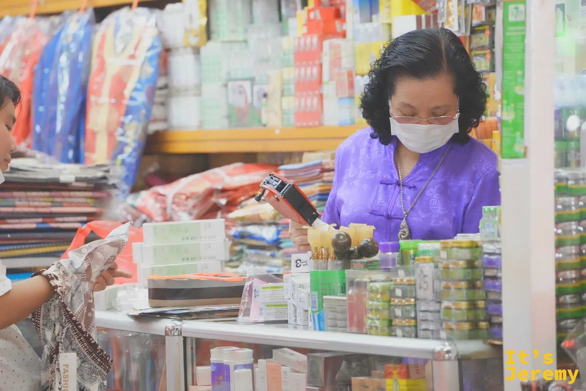 唐人街街邊店裡正在等客人的老闆娘