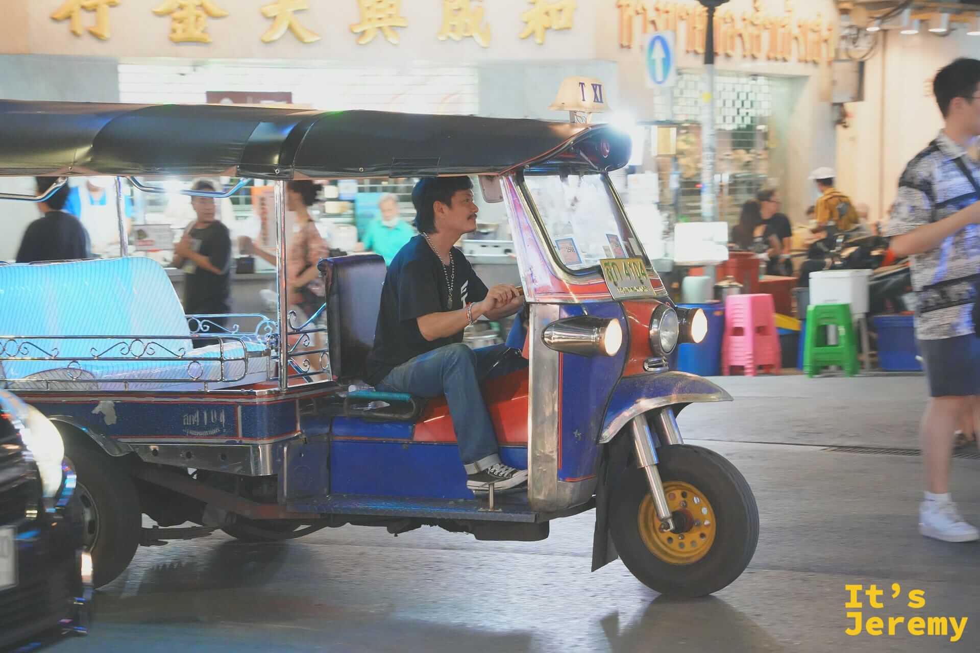 唐人街耀華力路上正在行駛的嘟嘟車