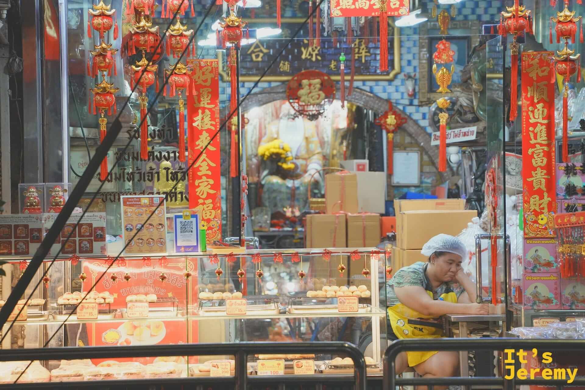 唐人街店內沒客人在滑手機的店員,巷弄裡常見的生活感畫面