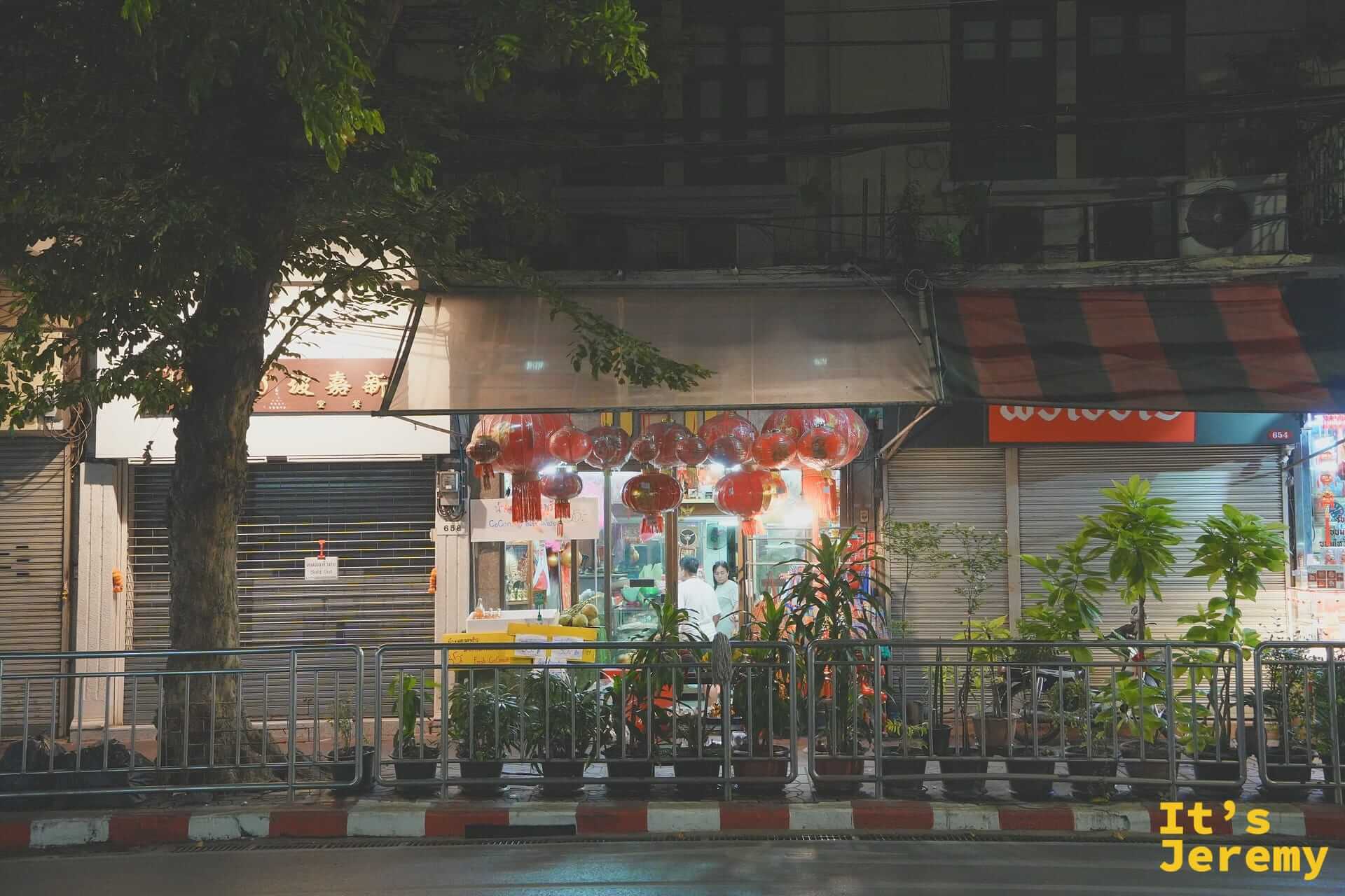 唐人街夜晚的店面街景——一張為這趟旅程收尾的畫面