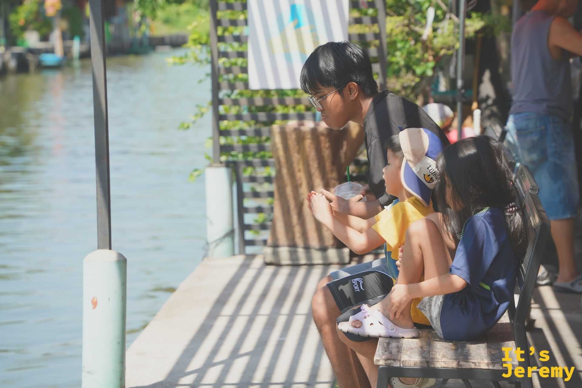 運河旁長椅上坐著的小孩,是這個市場最日常的一個畫面