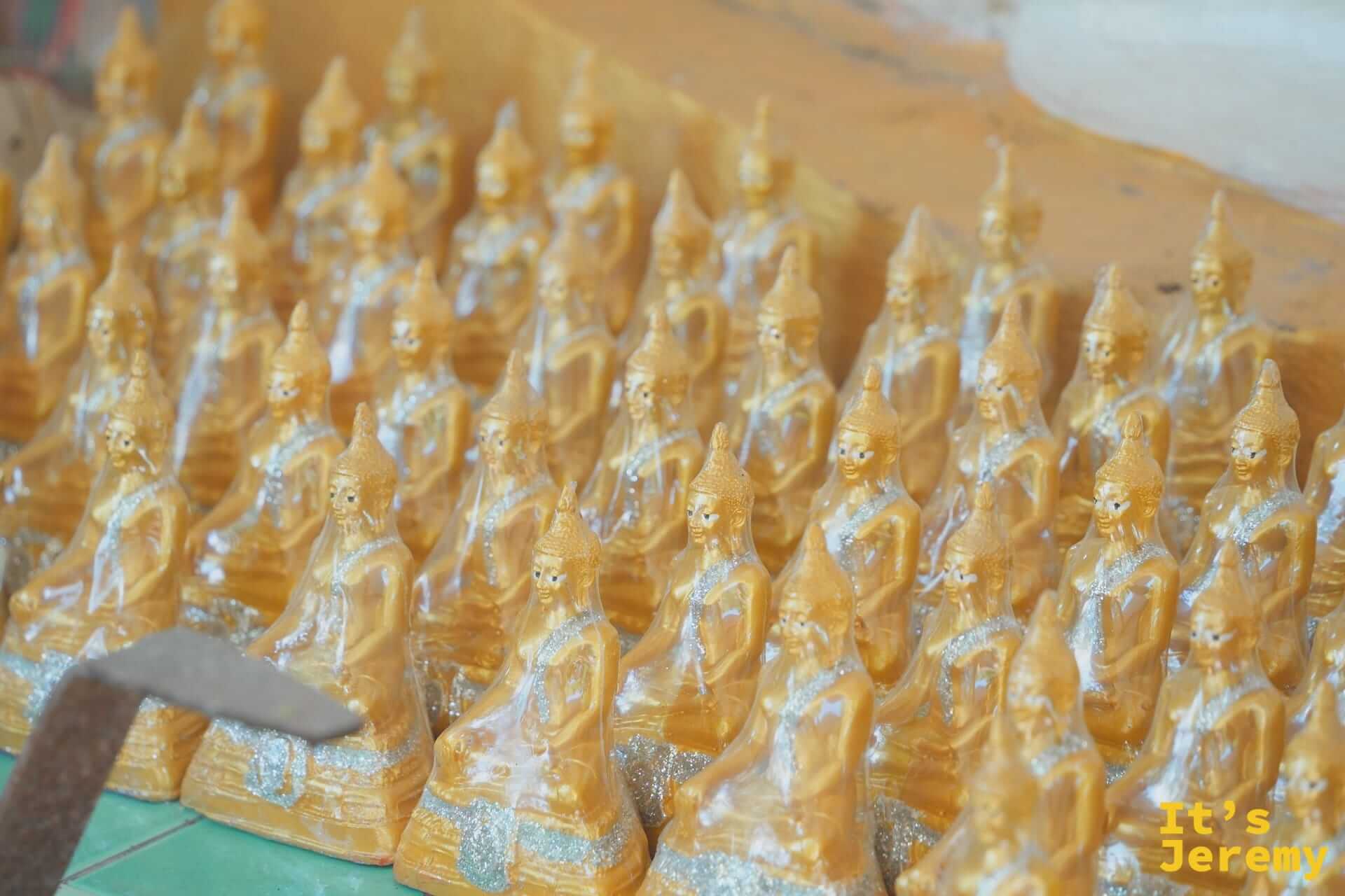 一隅的金色小佛像，整齊排列像微縮版的佛陀軍團