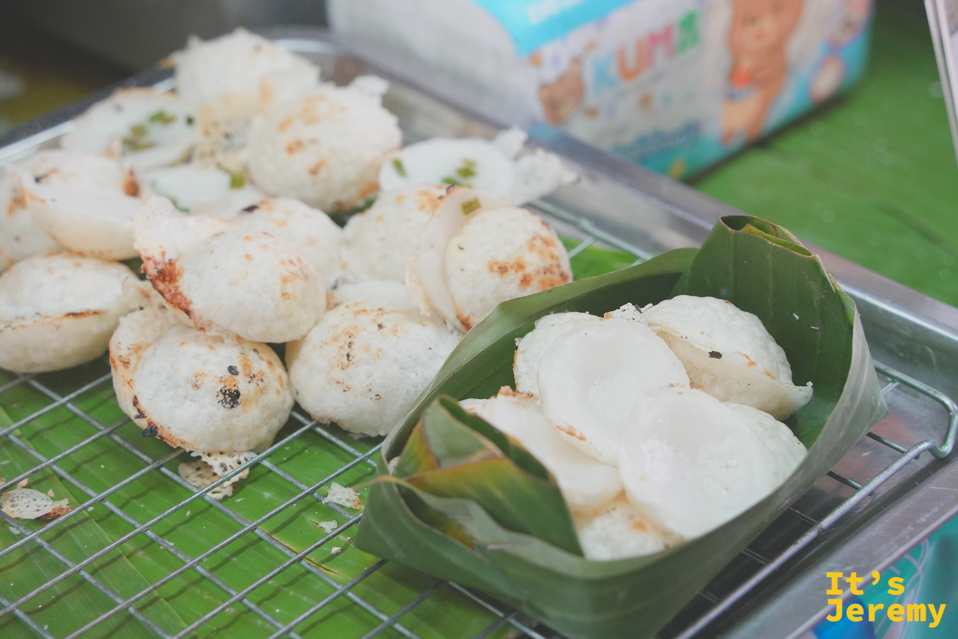 剛起鍋的 Kanom Krok，金黃色的底部還在冒熱氣