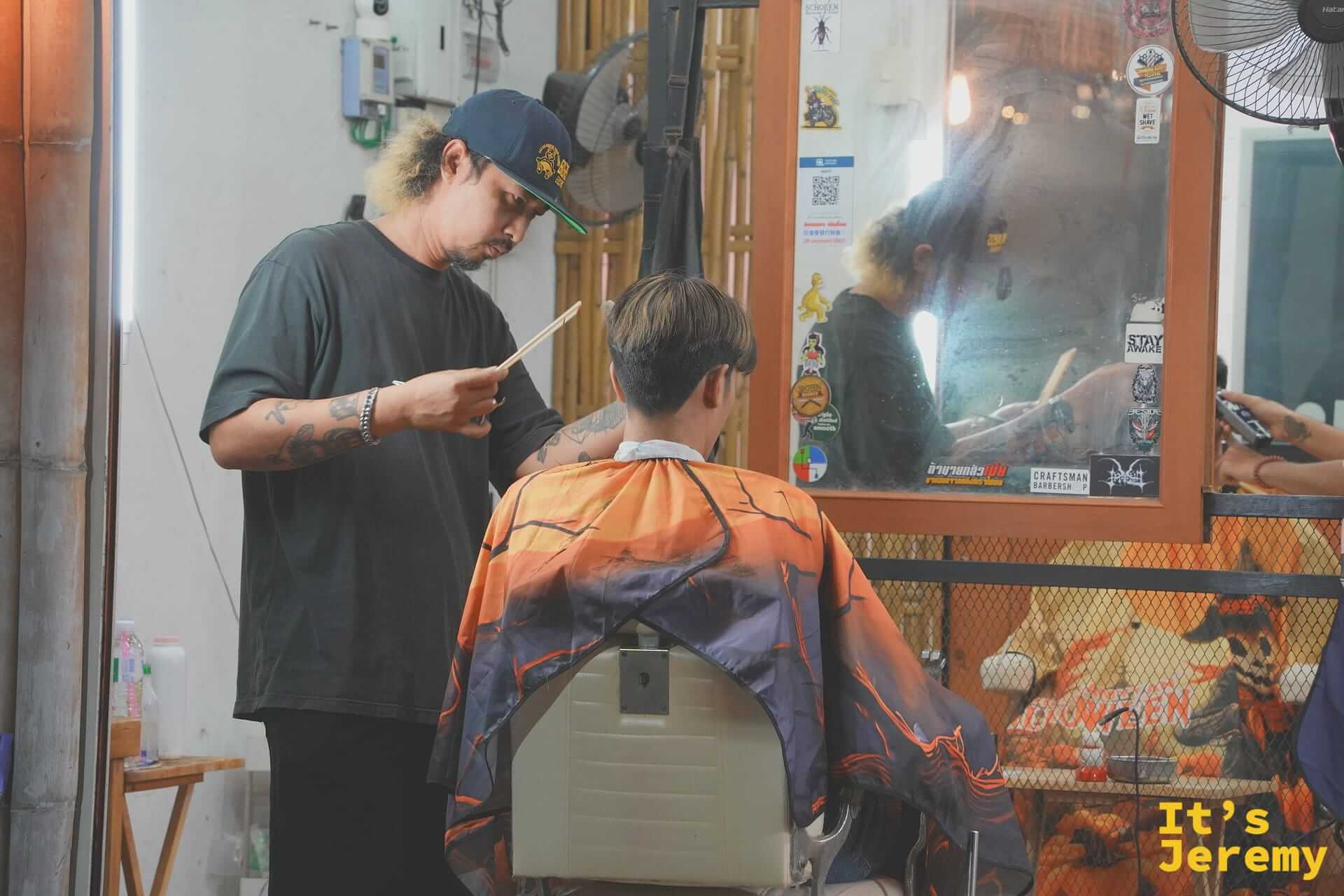 夜市攤位之間突然出現的一家居家風格理髮廳