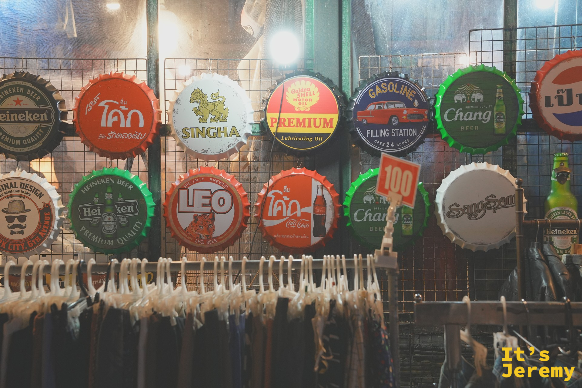 夜市內店家門口的巨大酒瓶蓋裝飾