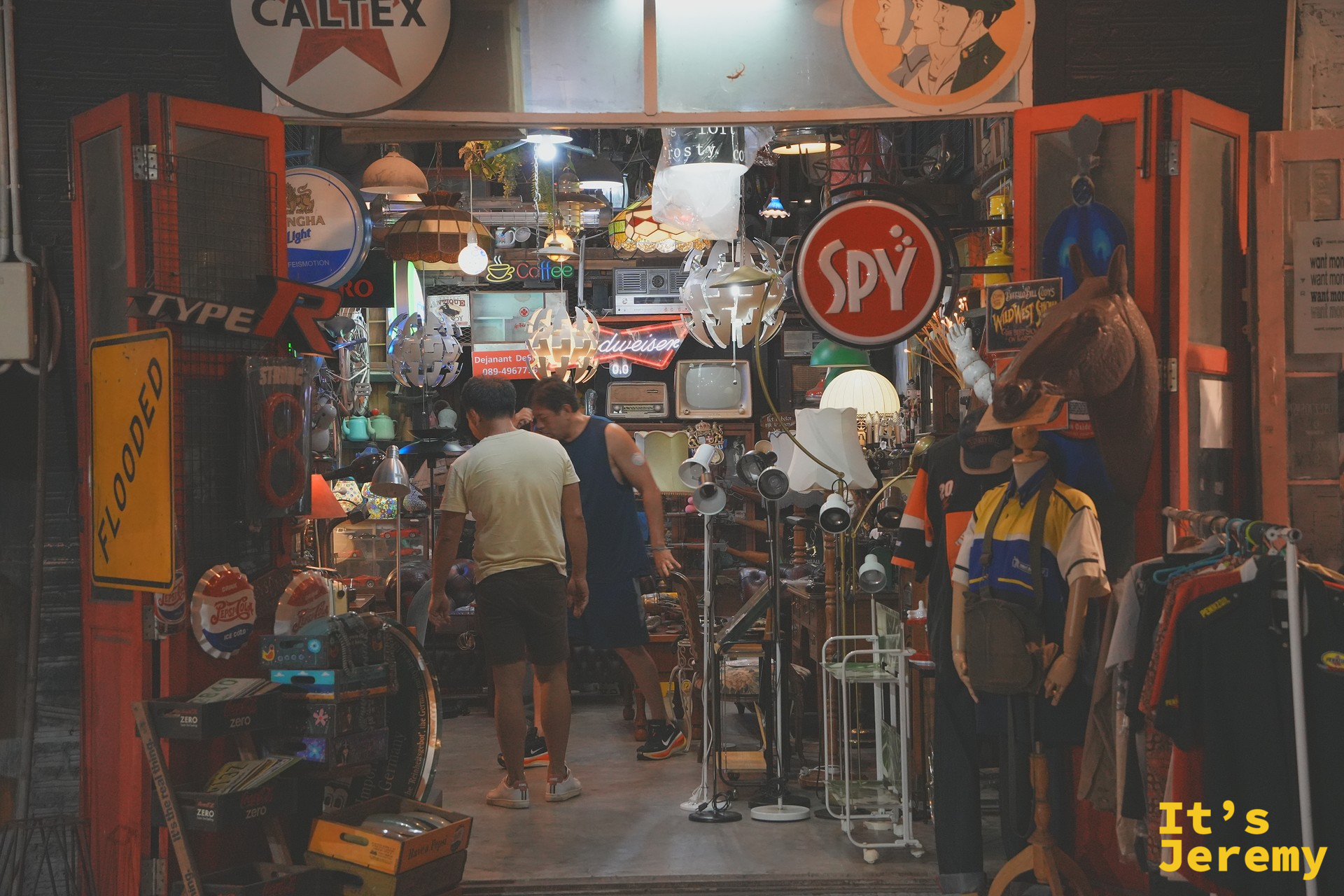 夜市內店家的擺設與招牌