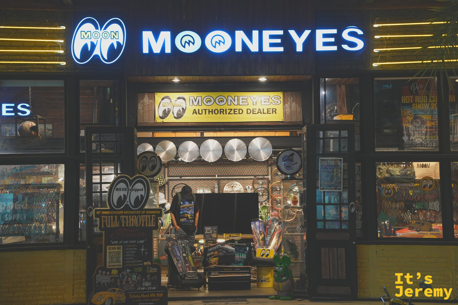 夜市內店家門口擺滿復古風格的小物與裝飾