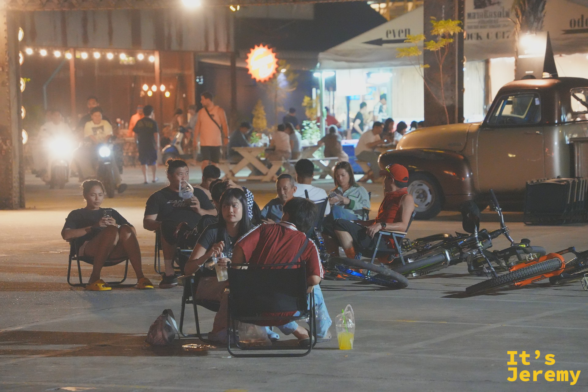 夜市廣場邊上看到當地居民帶來自己的露營椅、旁邊還停著兩台腳踏車