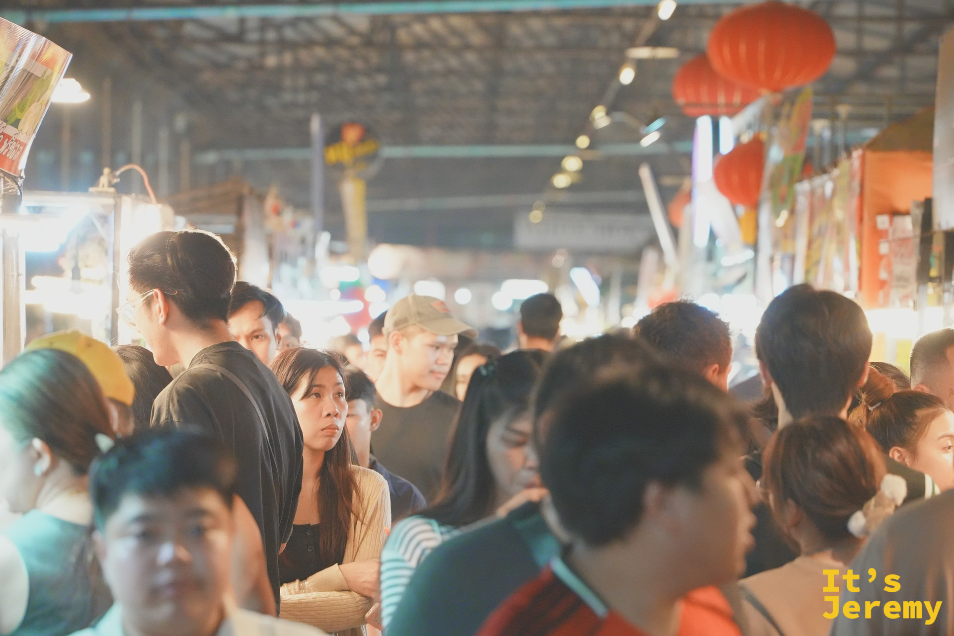 夜市深夜時段的霓虹與人潮