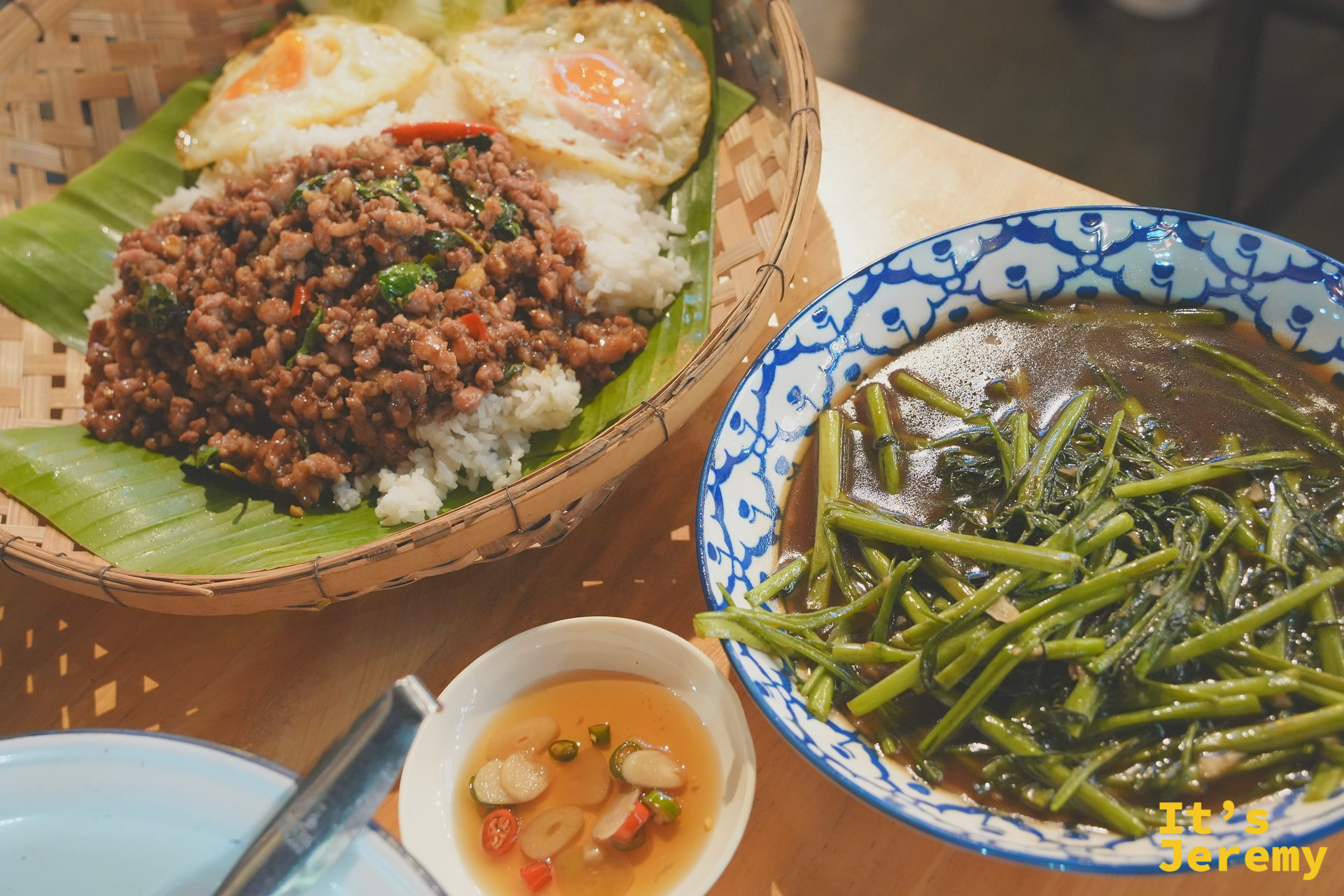 บัลลังก์ปูม้า JODD FAIRS 三道菜上桌的合照