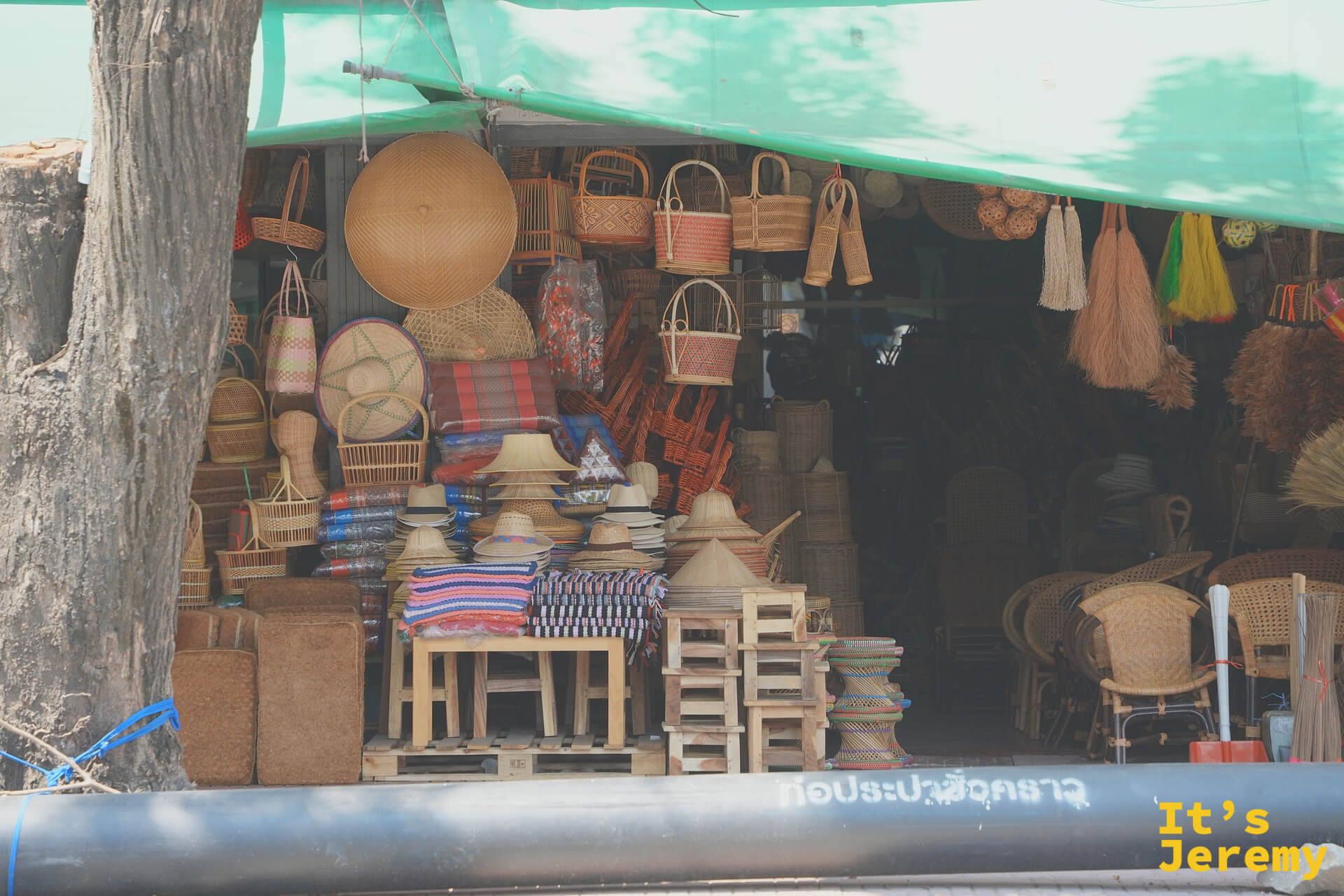 沿 Mahachai Road 走過去路上的藤編籃雜貨老店
