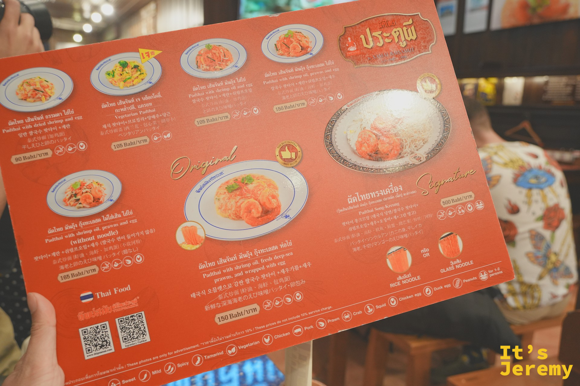 Thipsamai 店內的泰式炒河粉菜單，每道菜都附圖片與英文翻譯