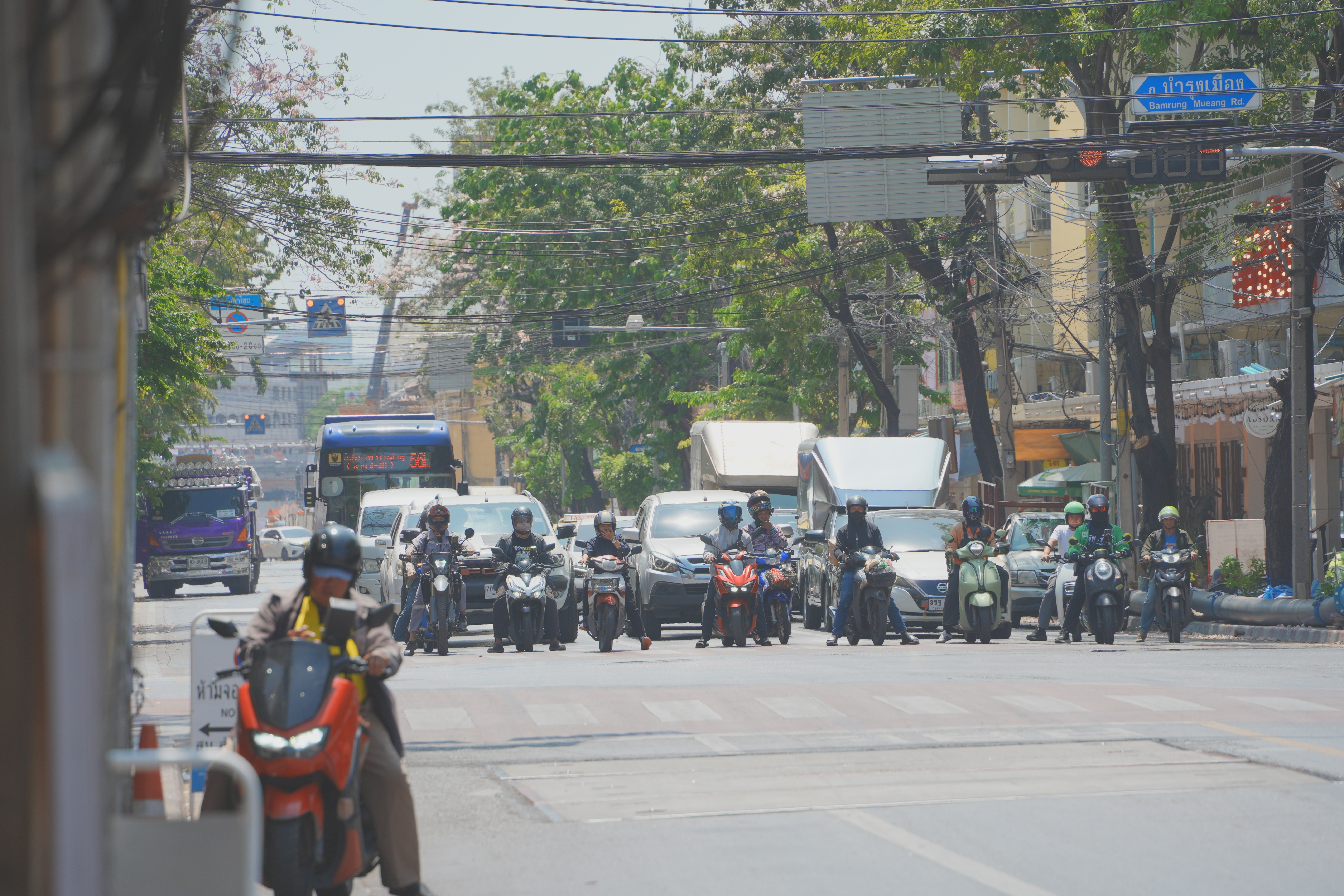 過 Mahachai Road 紅燈下卡在馬路中間的機車陣與貨車
