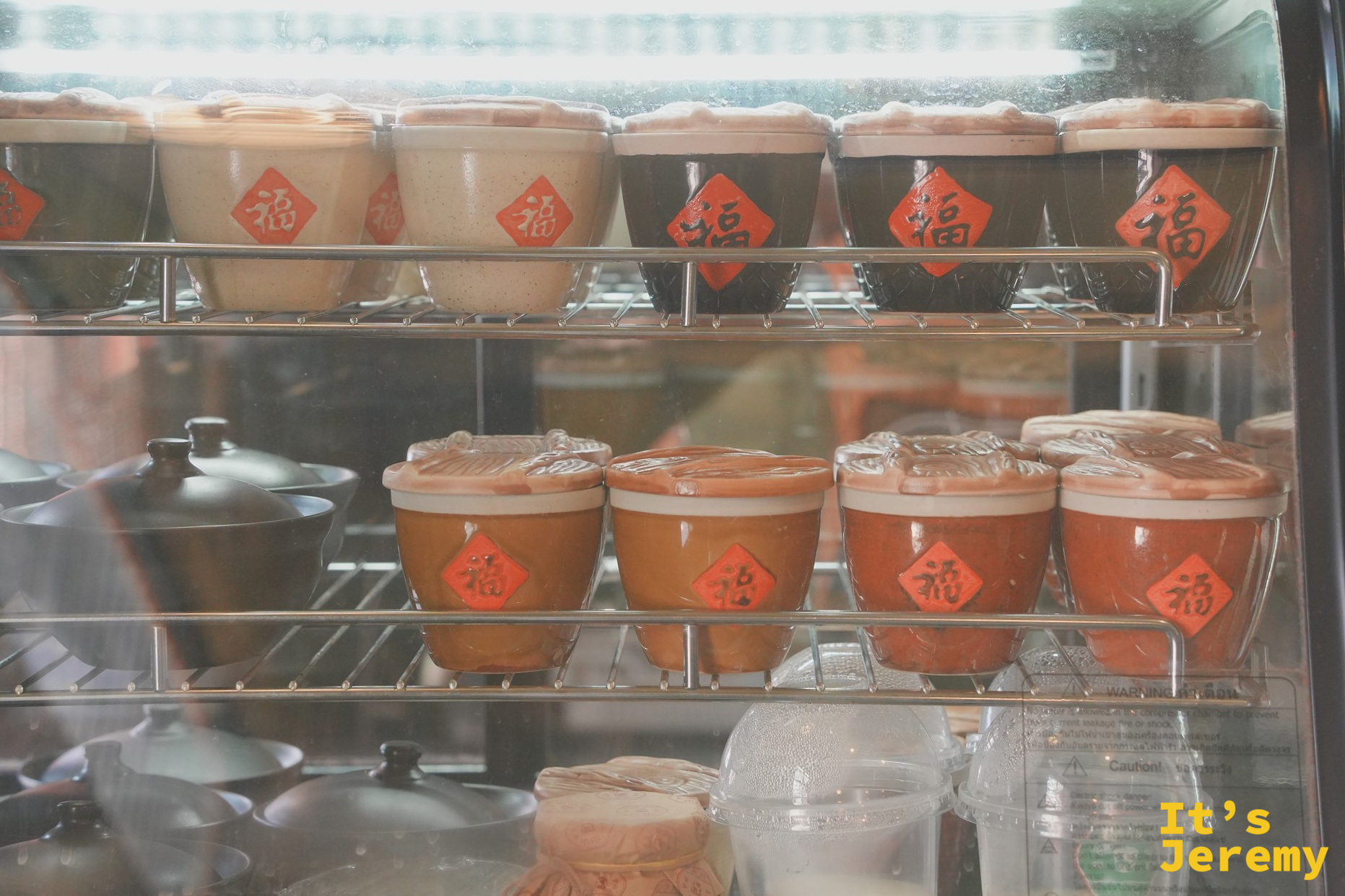 店內櫥窗裡陳列的燉奶，奶皮光滑、配色乾淨