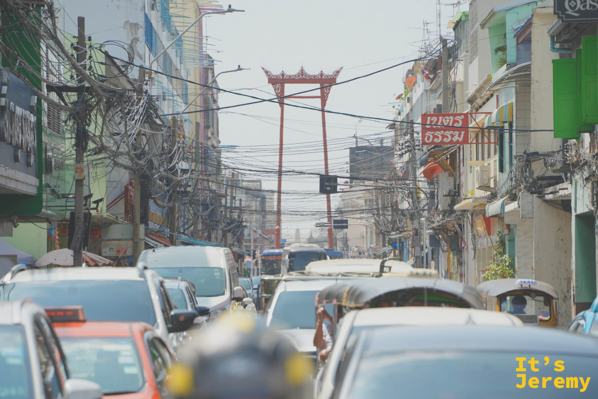 曼谷老城區的紅色大鞦韆 Sao Ching Cha 從糾結的電線與嘟嘟車之中浮起，這天的視覺主軸